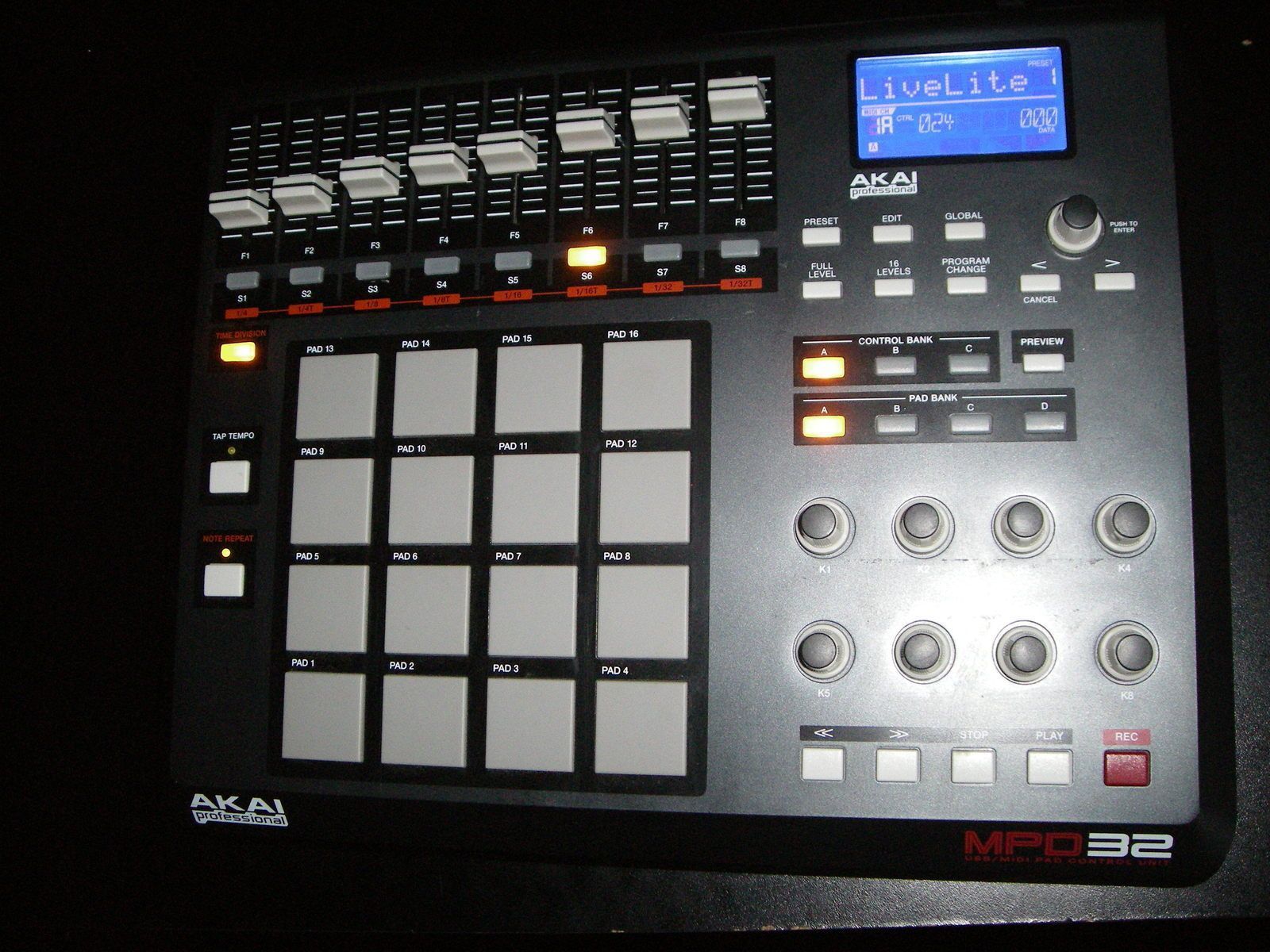 Akai Mpd32