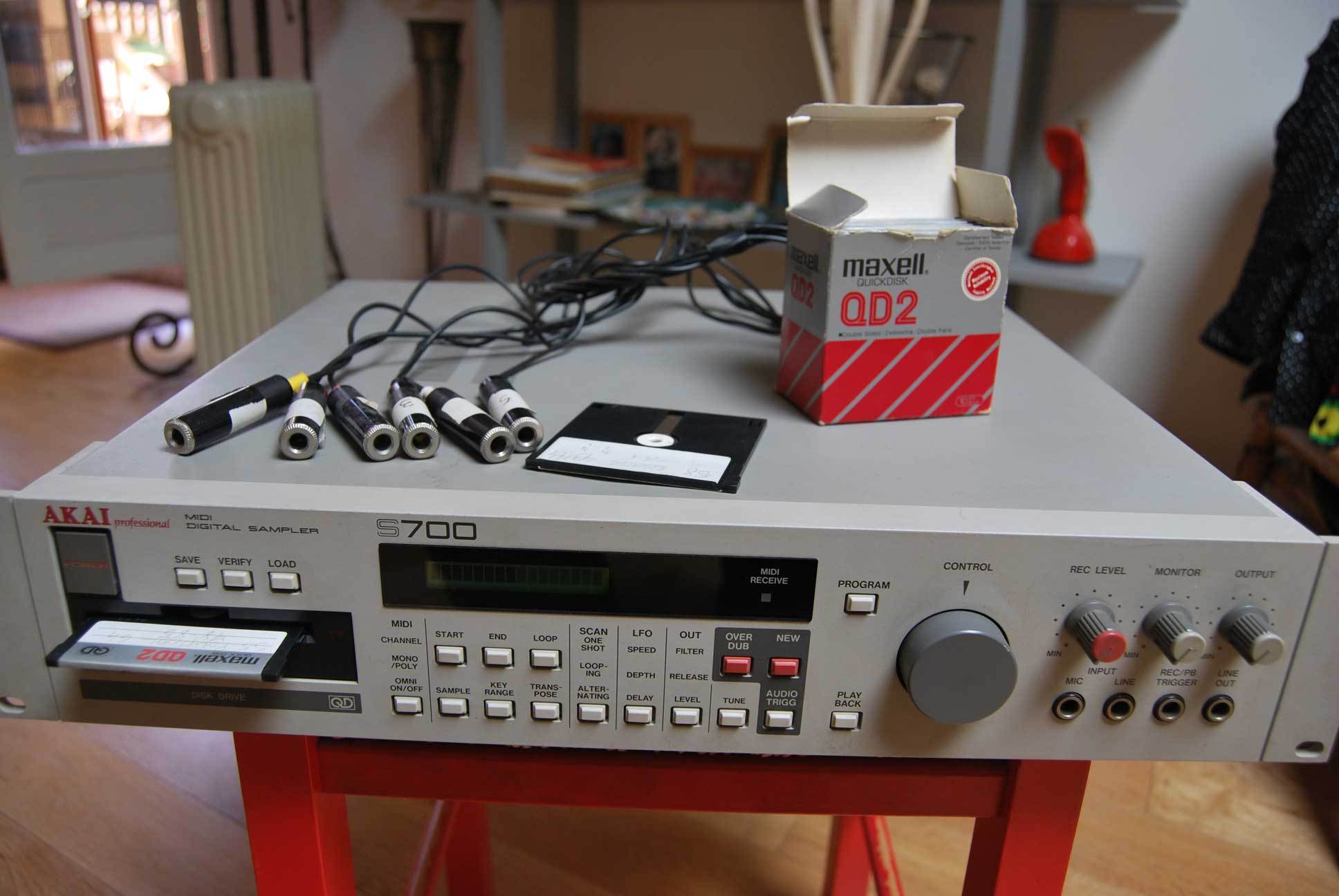 Akai S700