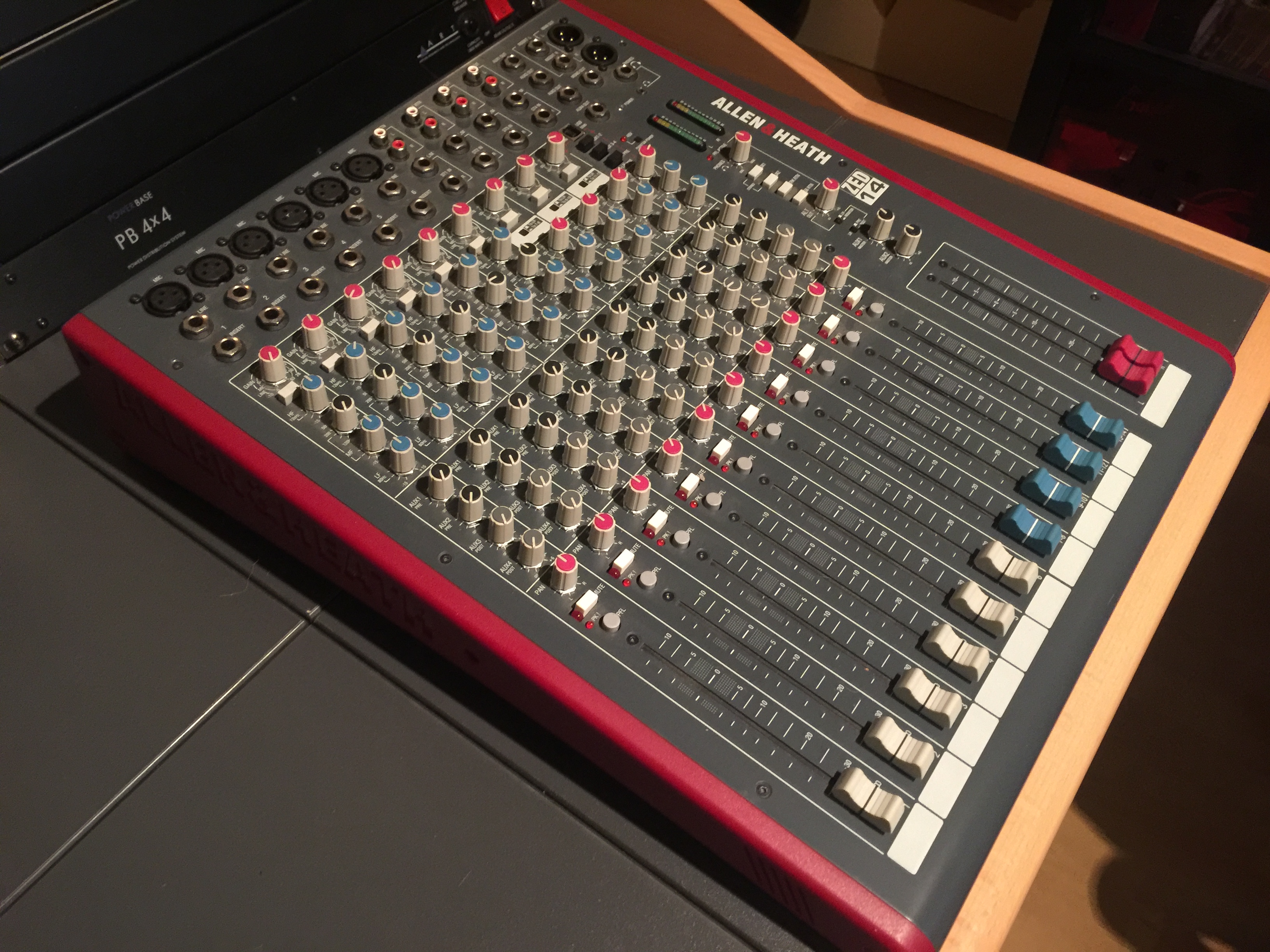 Allen & Heath ZED14 image (1632129) Audiofanzine