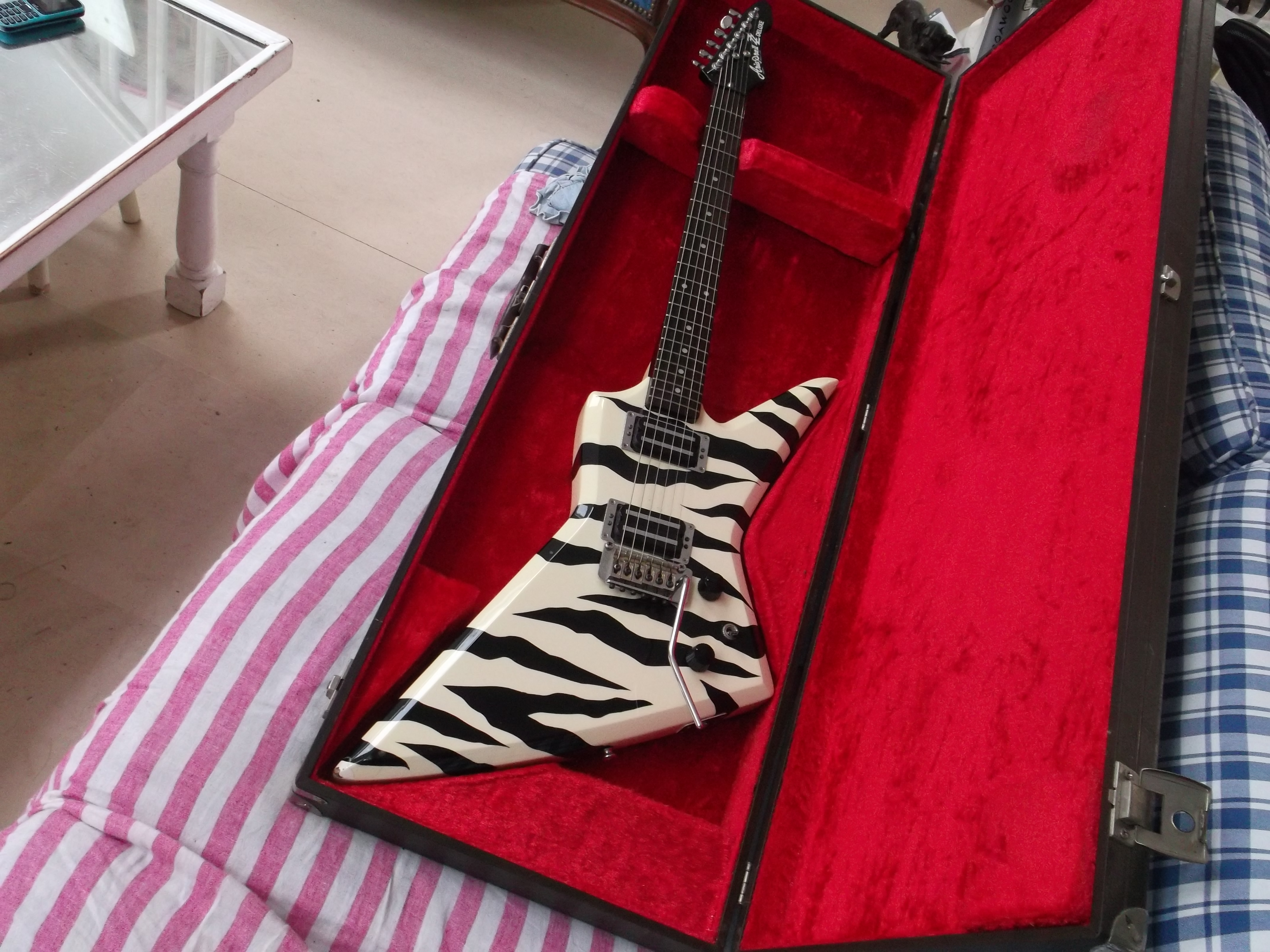 PRO II ZZ DELUXE Aria Pro II ZZ Deluxe Audiofanzine