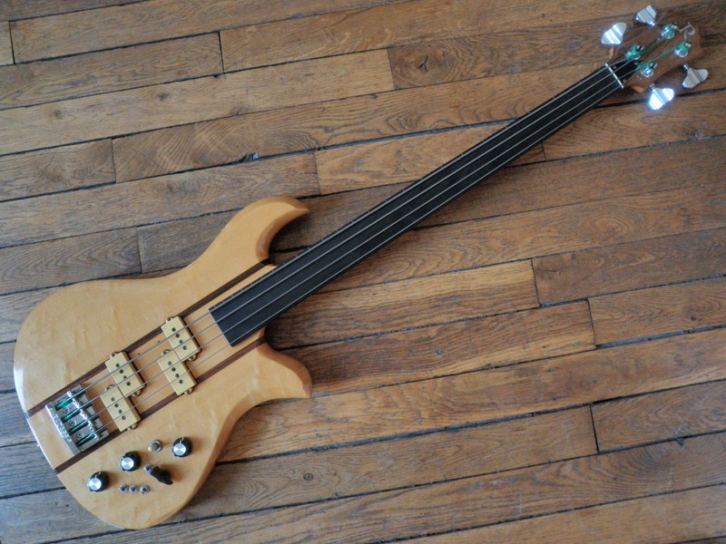 Eagle Bass Fretless (1978) B.C. Rich - Audiofanzine