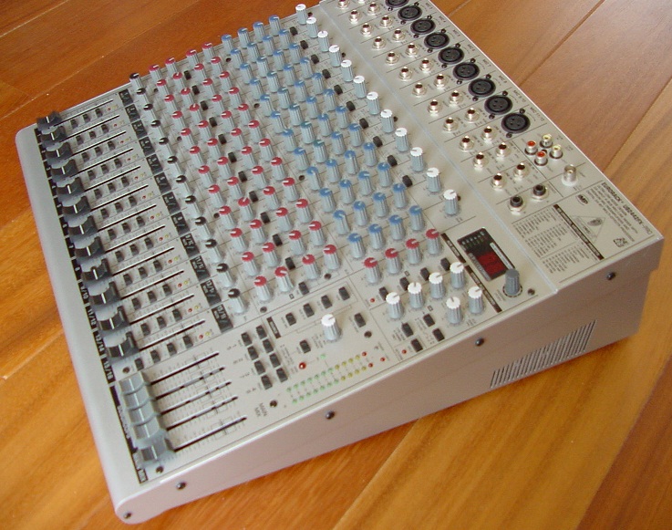Behringer Eurorack UB2442FXPro image (582924) Audiofanzine