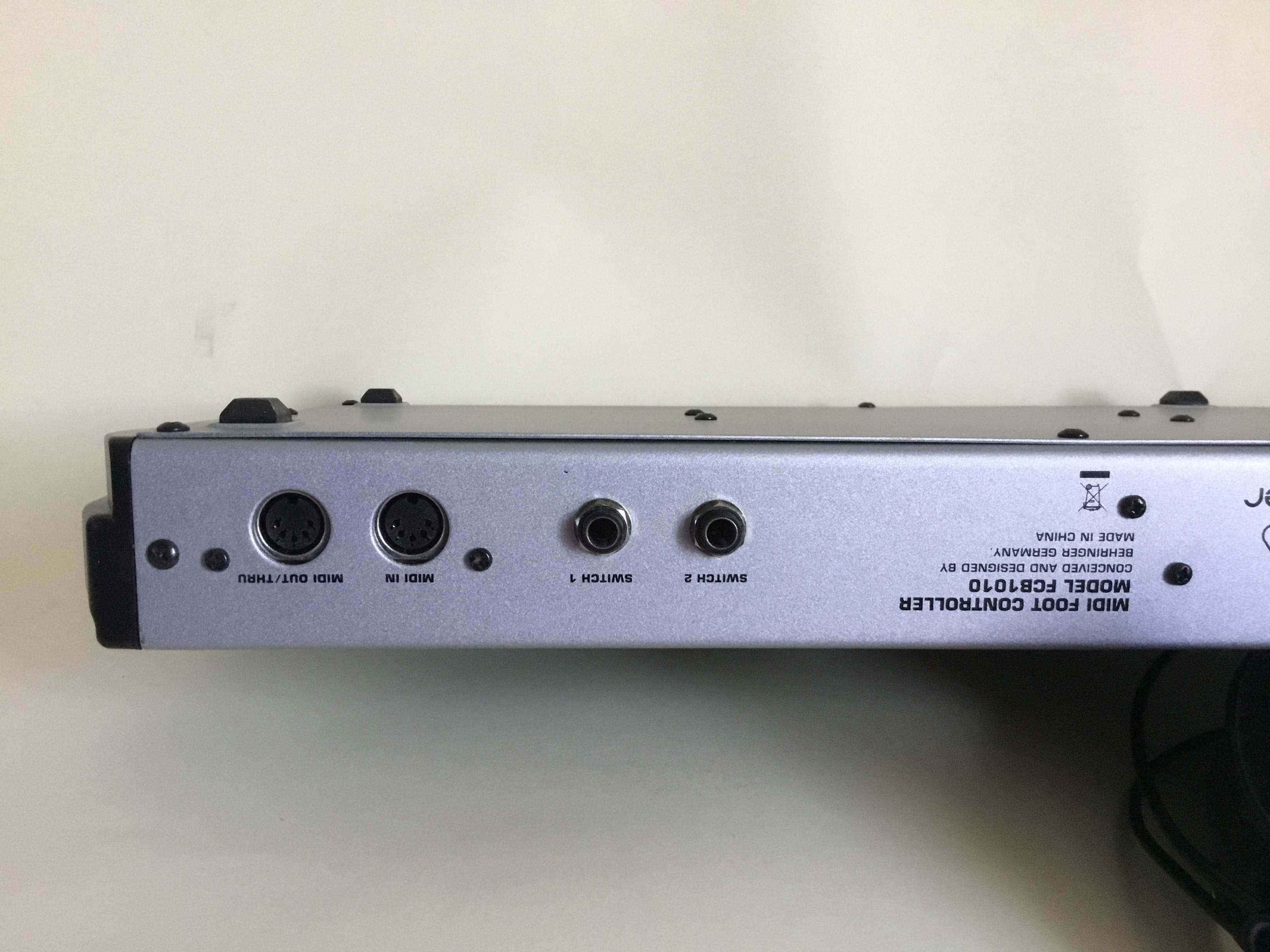 Behringer FCB1010 MIDI Foot Controller - 2 Expression Pedals & 10 Banks