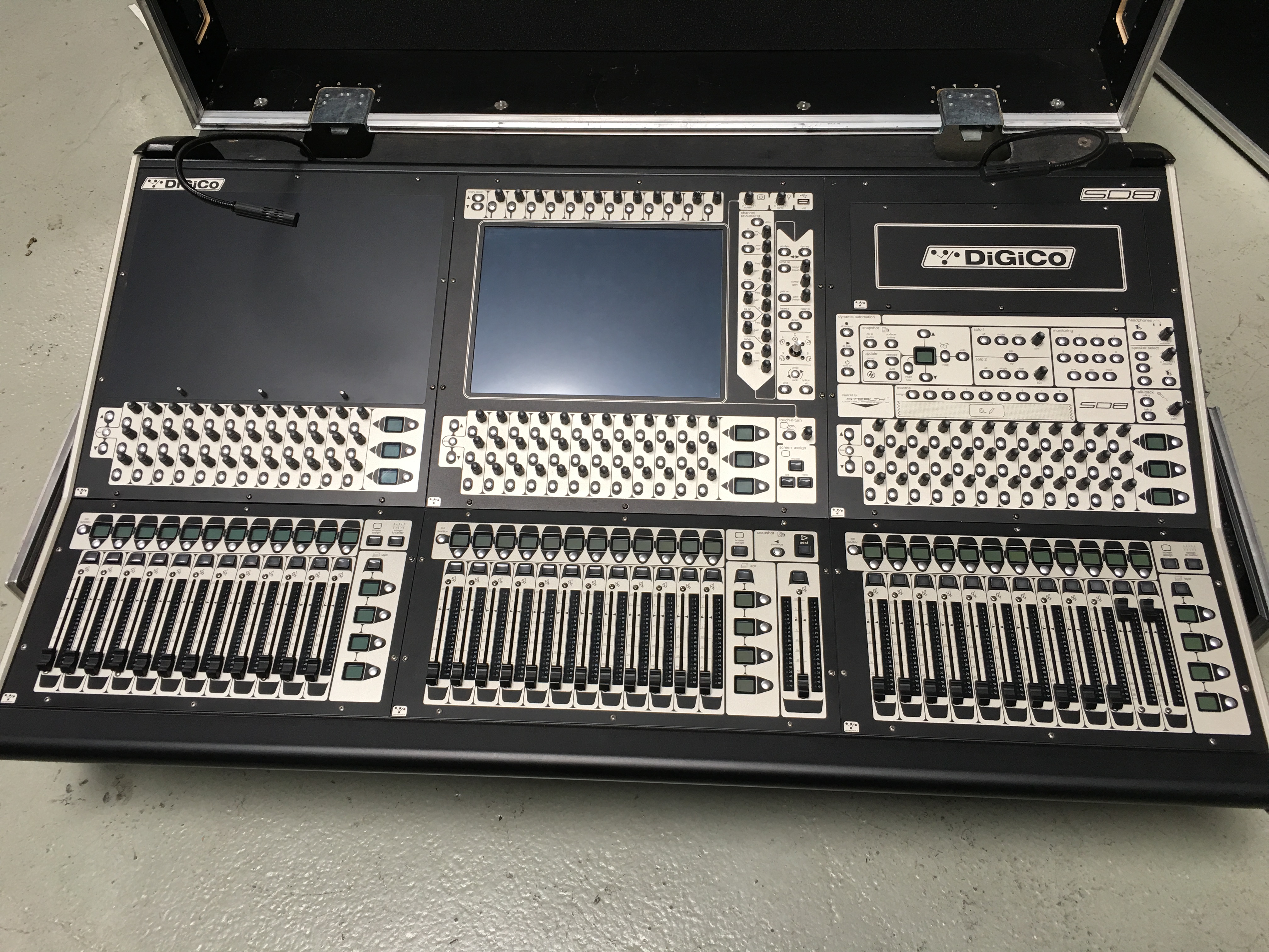 Photo DiGiCo SD8 : D&b Audiotechnik E3 (42858) (#1850819) - Audiofanzine