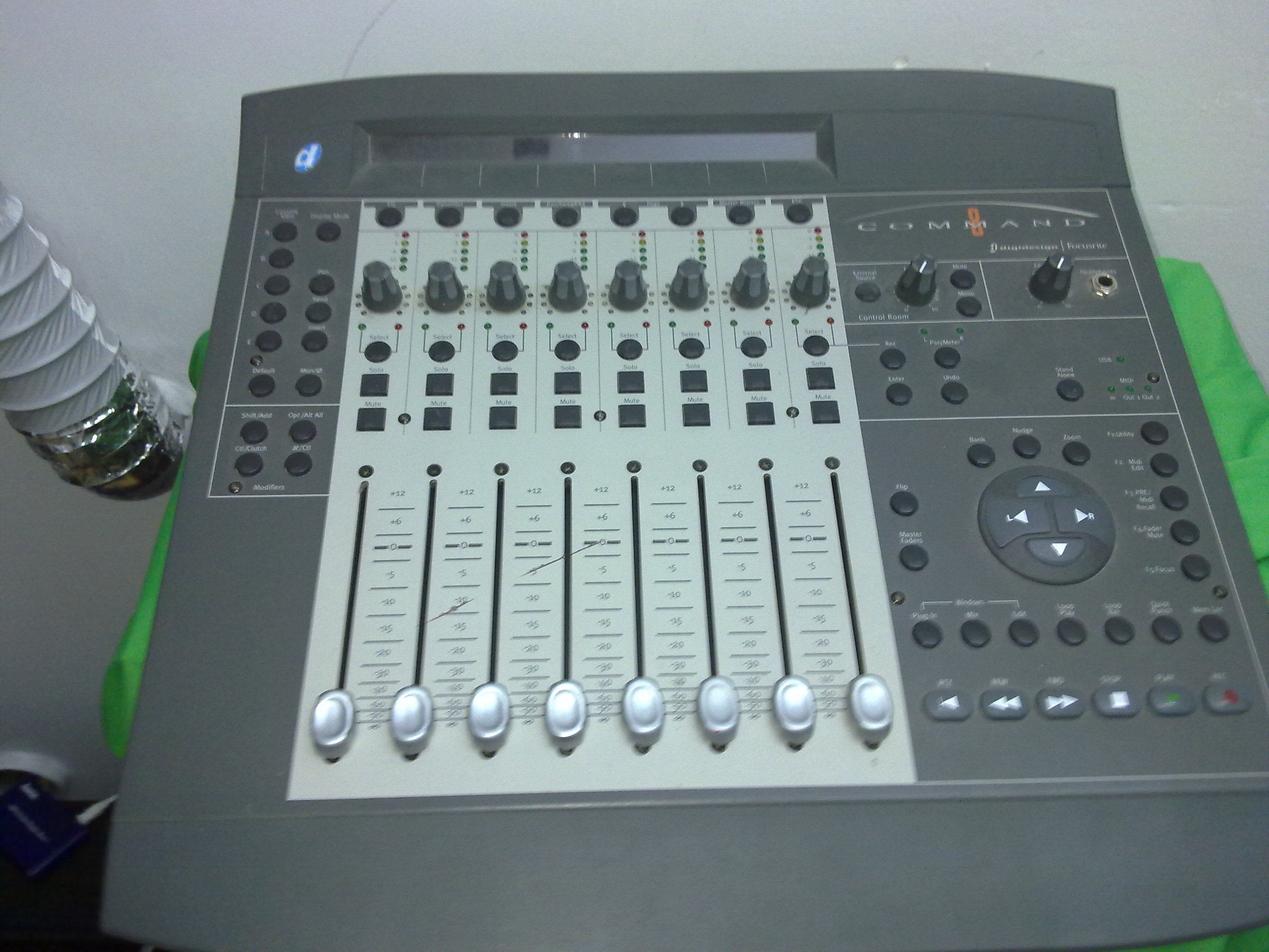 Digidesign Command 8 image (290554) Audiofanzine