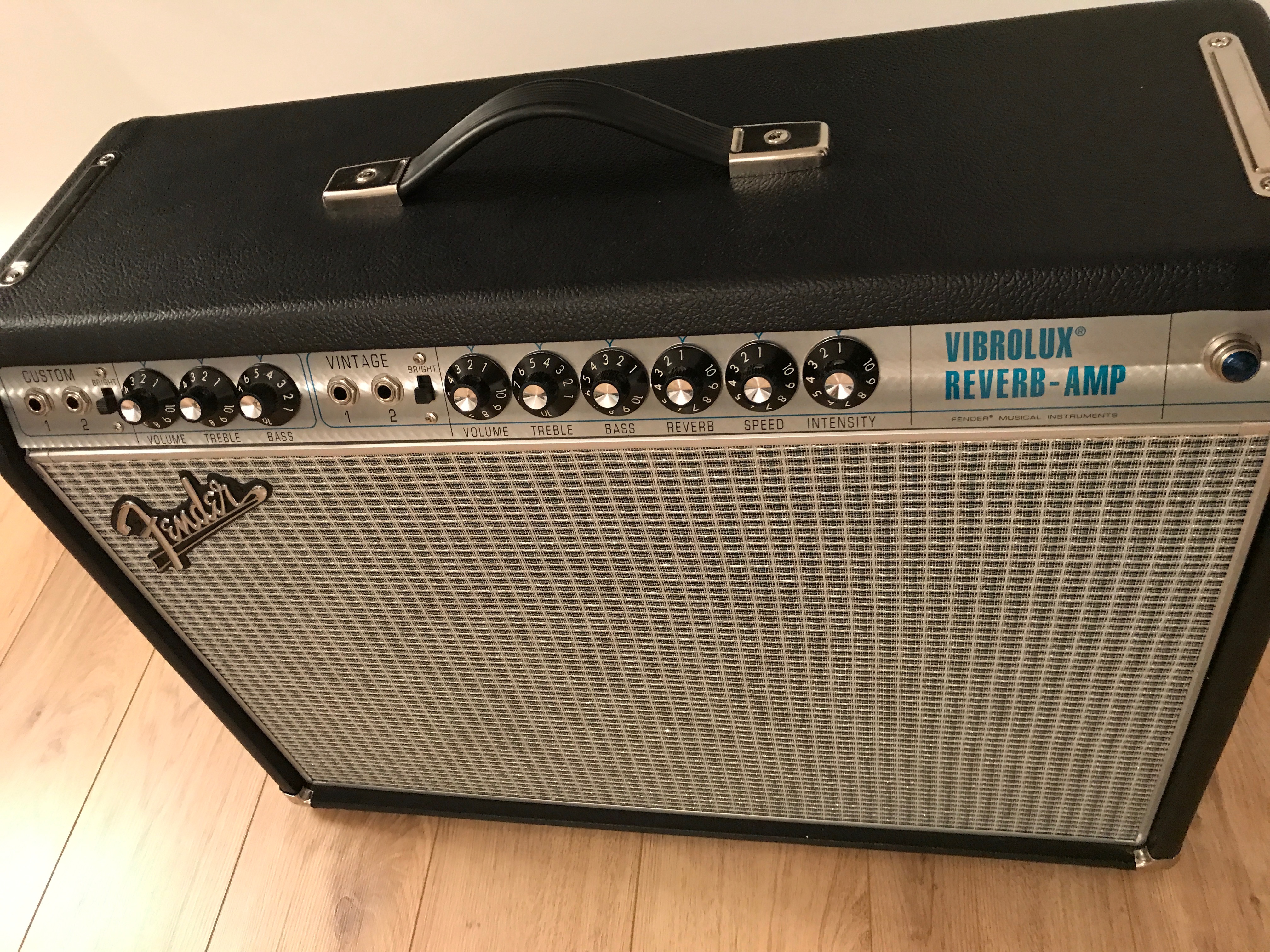 ’68 CUSTOM VIBROLUX REVERB Fender ’68 Custom Vibrolux Reverb