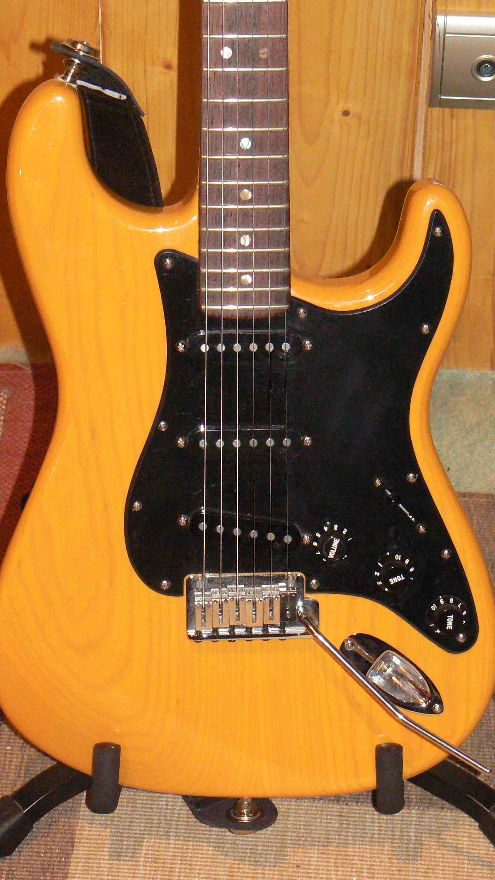 Fender American Deluxe Stratocaster Ash Image