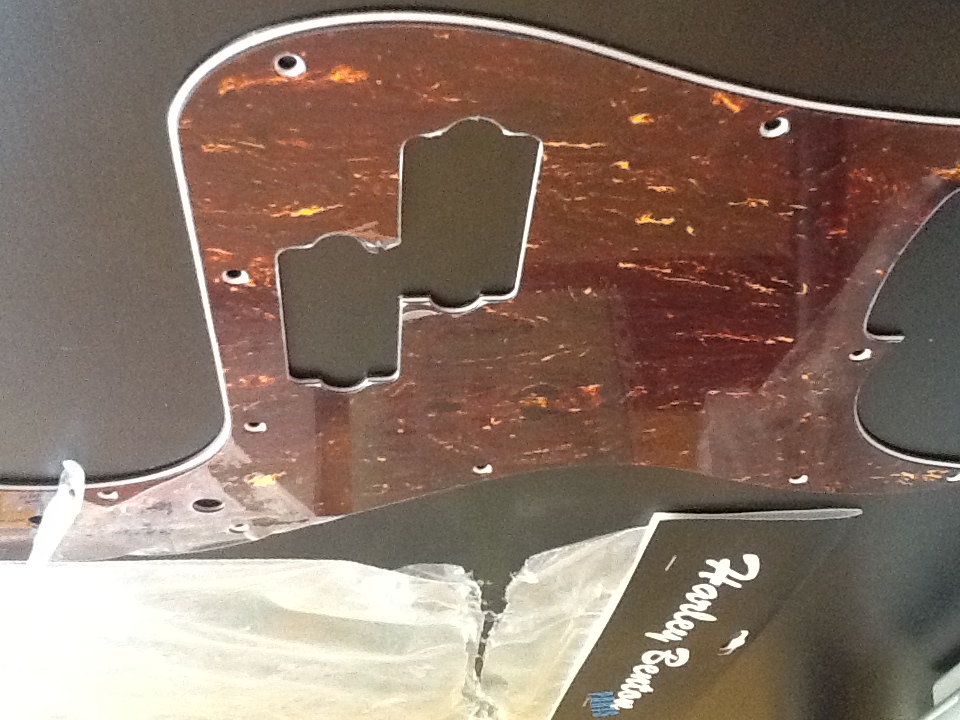 PICKGUARD PRECISION BASS Fender Pickguard Precision Bass Audiofanzine
