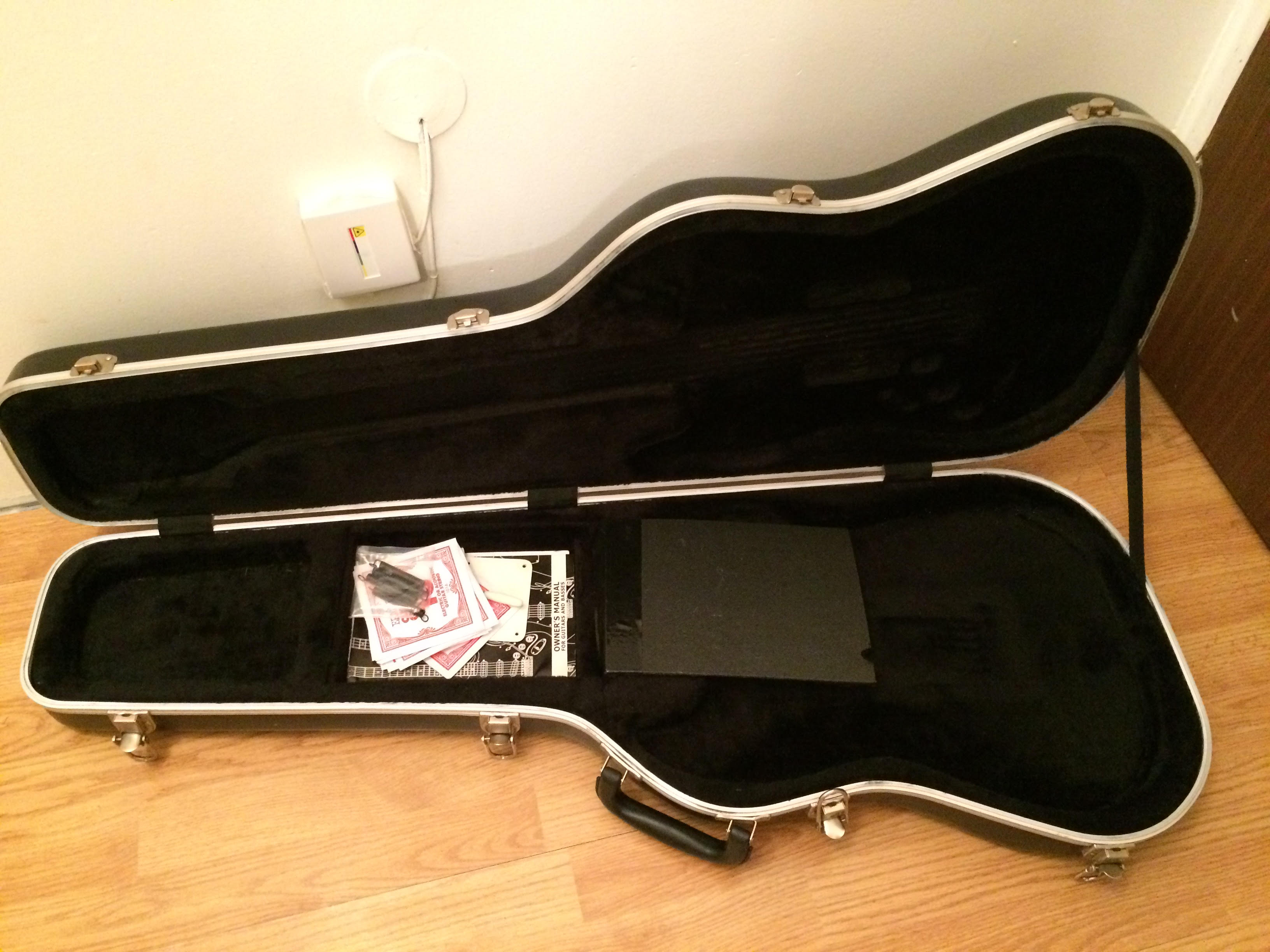 STANDARD MOLDED CASE Fender Standard Molded Case Audiofanzine