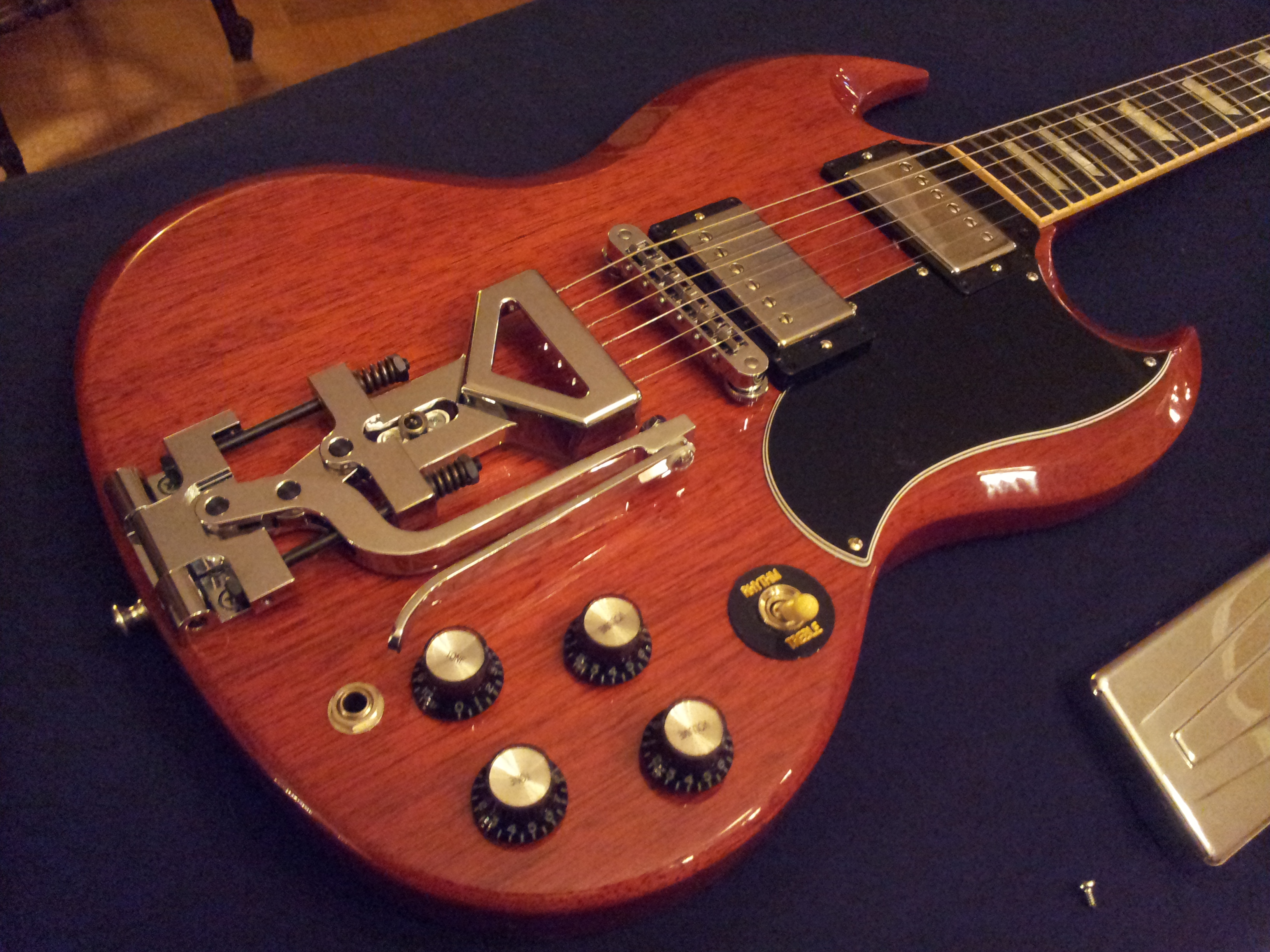 sideways-vibrola-vibrato-tremolo-can-you-buy-from-gibson