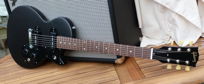 http://medias.audiofanzine.com/images/normal/gibson-melody-maker-special-satin-ebony-801895.jpg