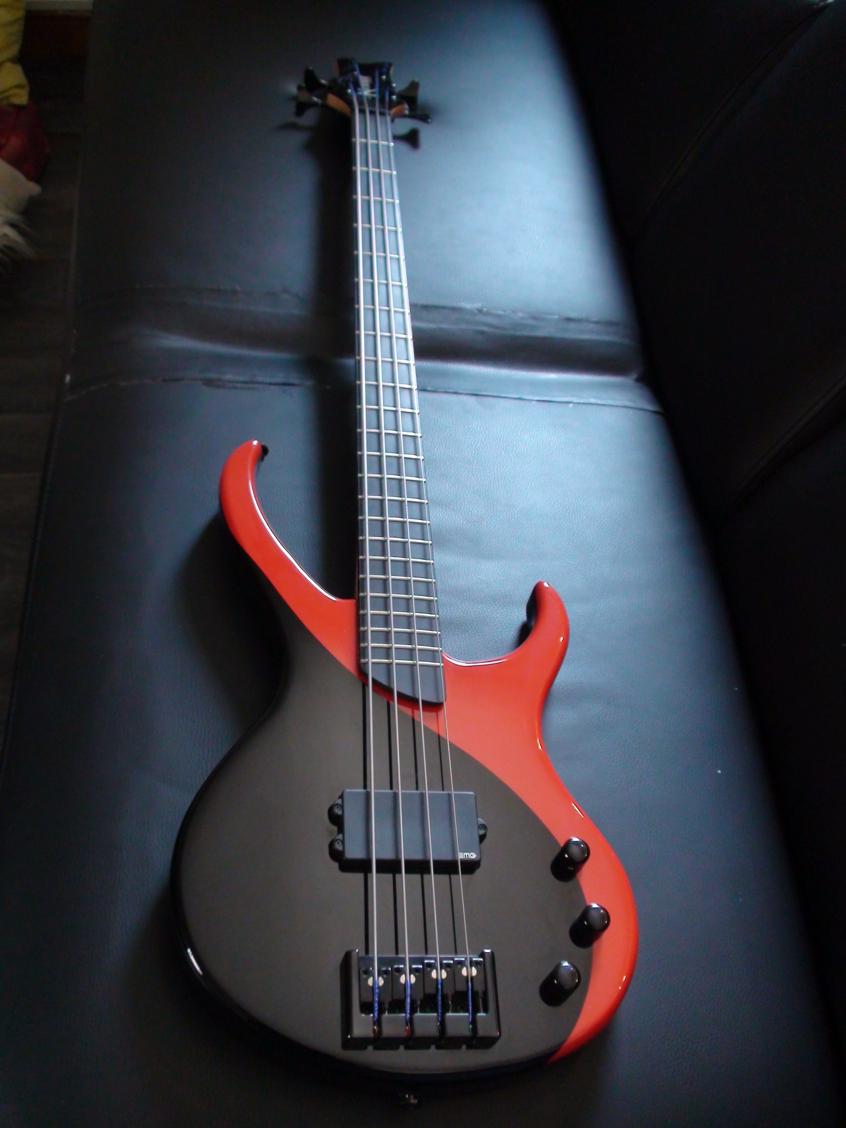 Kramer D1 Disciple Bass Black/Red image (600736) Audiofanzine