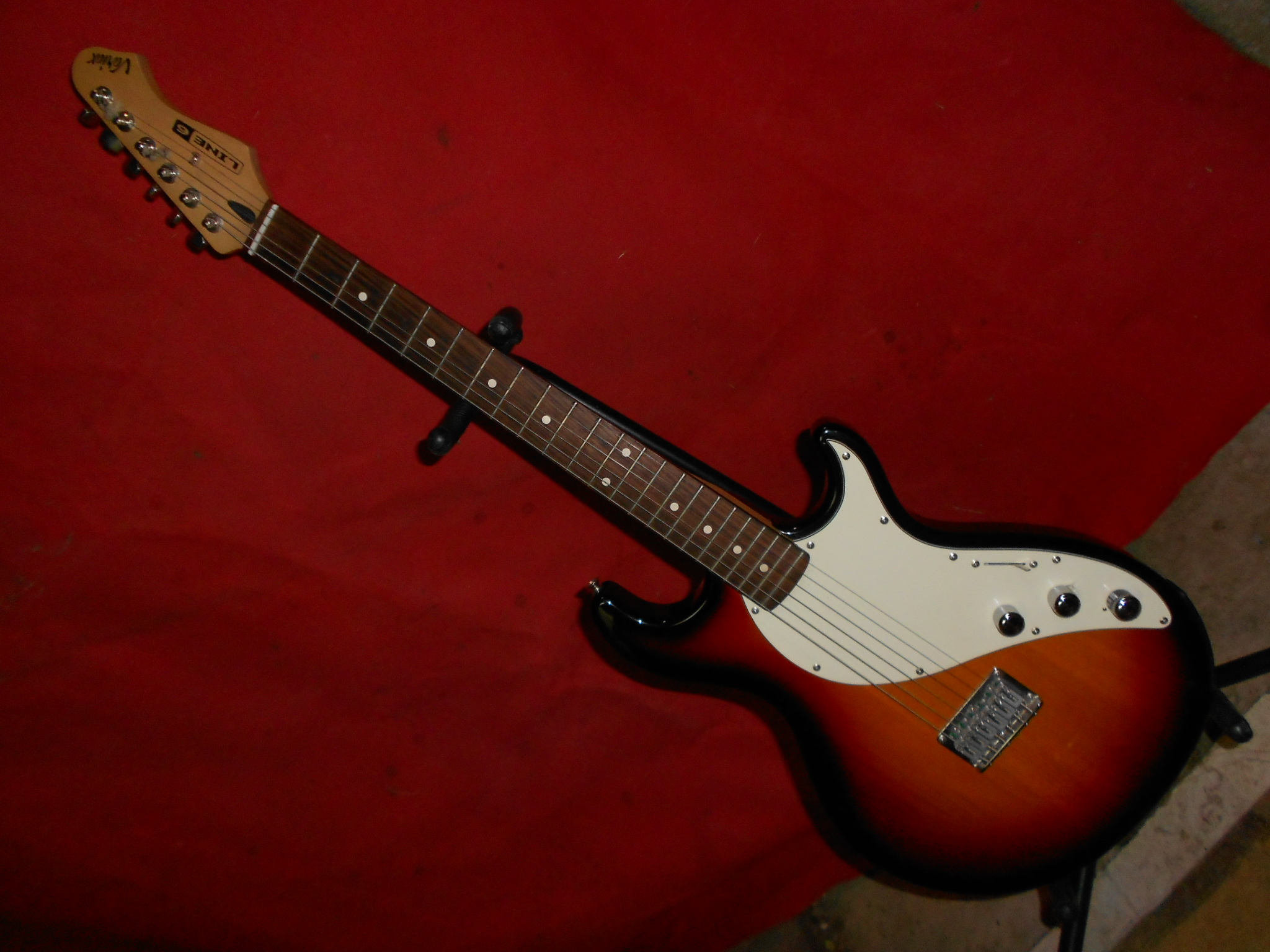 VARIAX 300 - SUNBURST - Line 6 Variax 300 - Sunburst - Audiofanzine