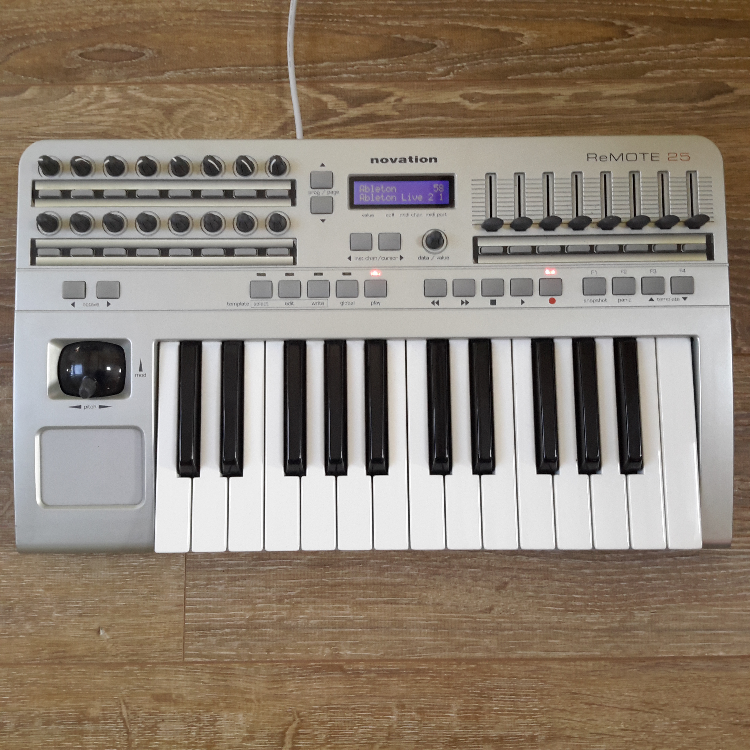 REMOTE 25 Novation Remote 25 Audiofanzine