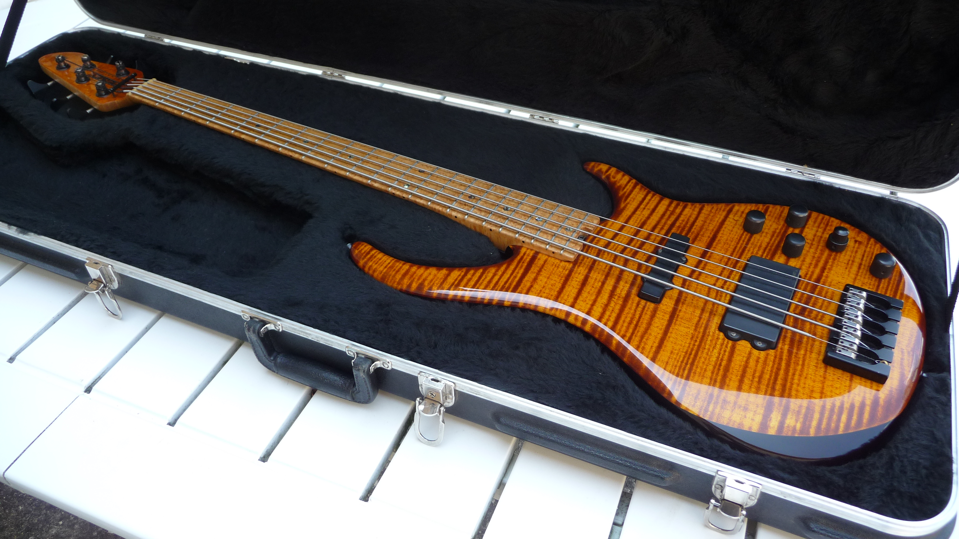 http://medias.audiofanzine.com/images/normal/peavey-millenium-5-plus-usa-255218.jpg