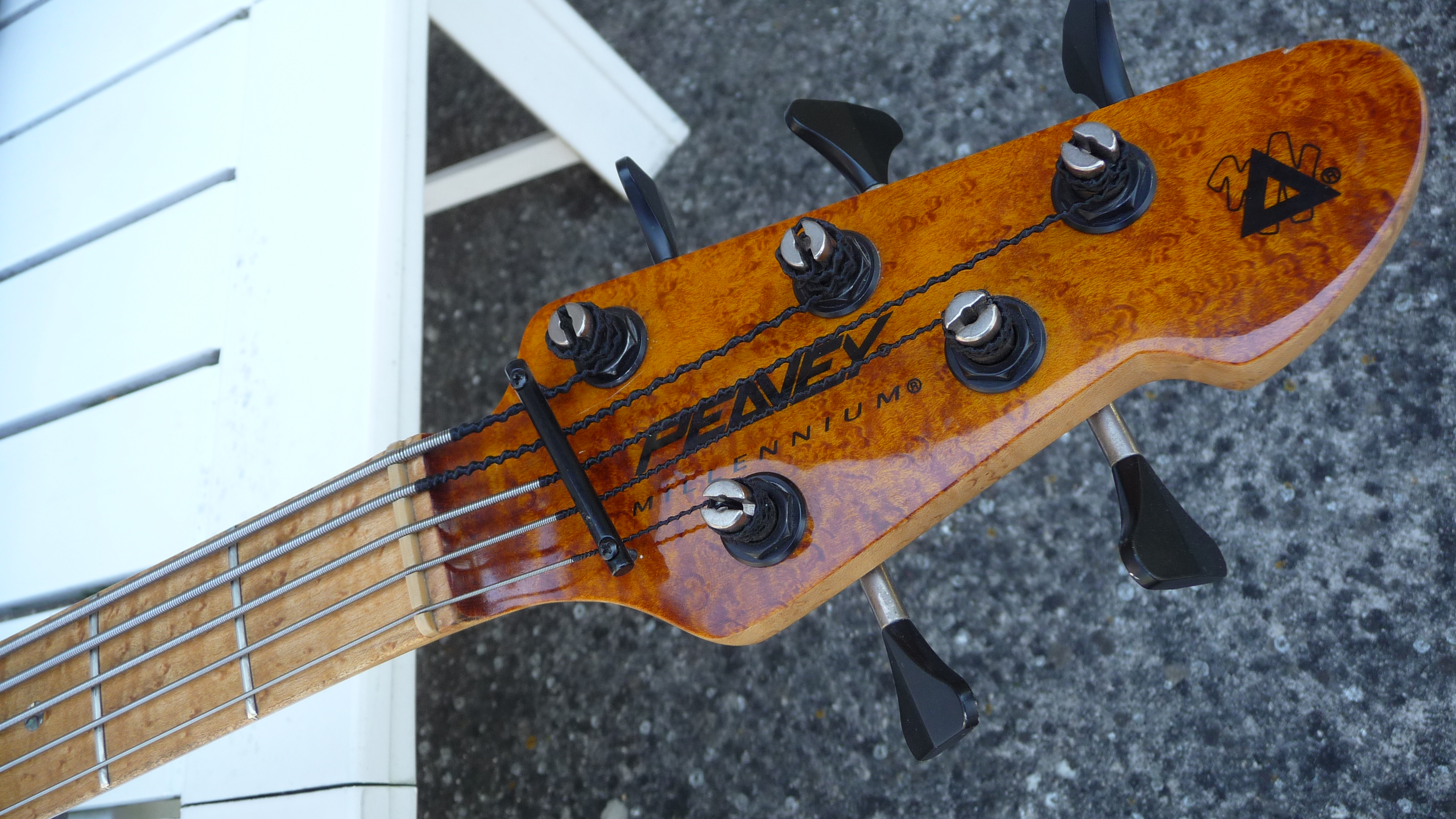 http://medias.audiofanzine.com/images/normal/peavey-millenium-5-plus-usa-255229.jpg
