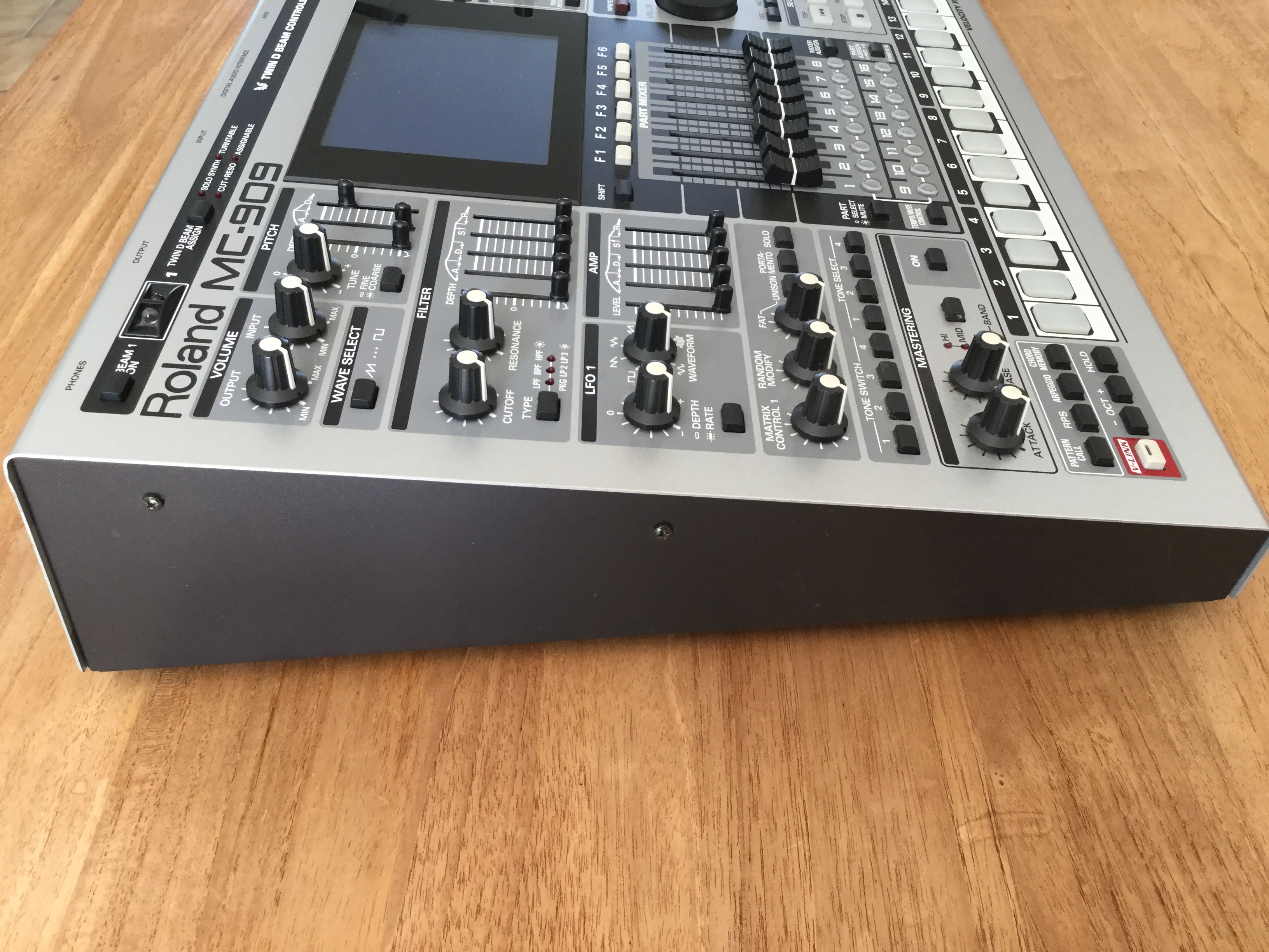 Roland MC 909 Sampling Groovebox Audiofanzine