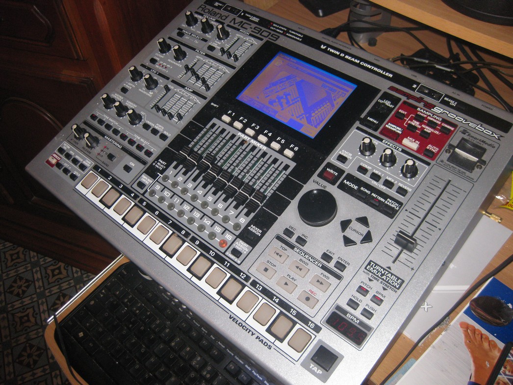 http://medias.audiofanzine.com/images/normal/roland-mc-909-sampling-groovebox-34636.jpg