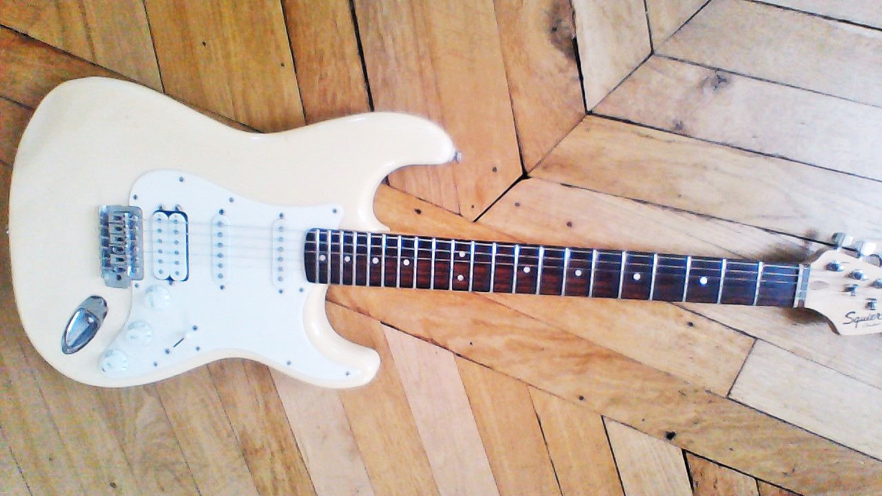 Bullet Strat HSS with Tremolo Squier Audiofanzine