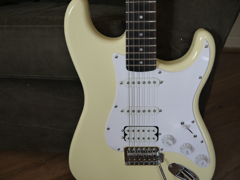 Squier Bullet Strat HSS with Tremolo image (549800) Audiofanzine