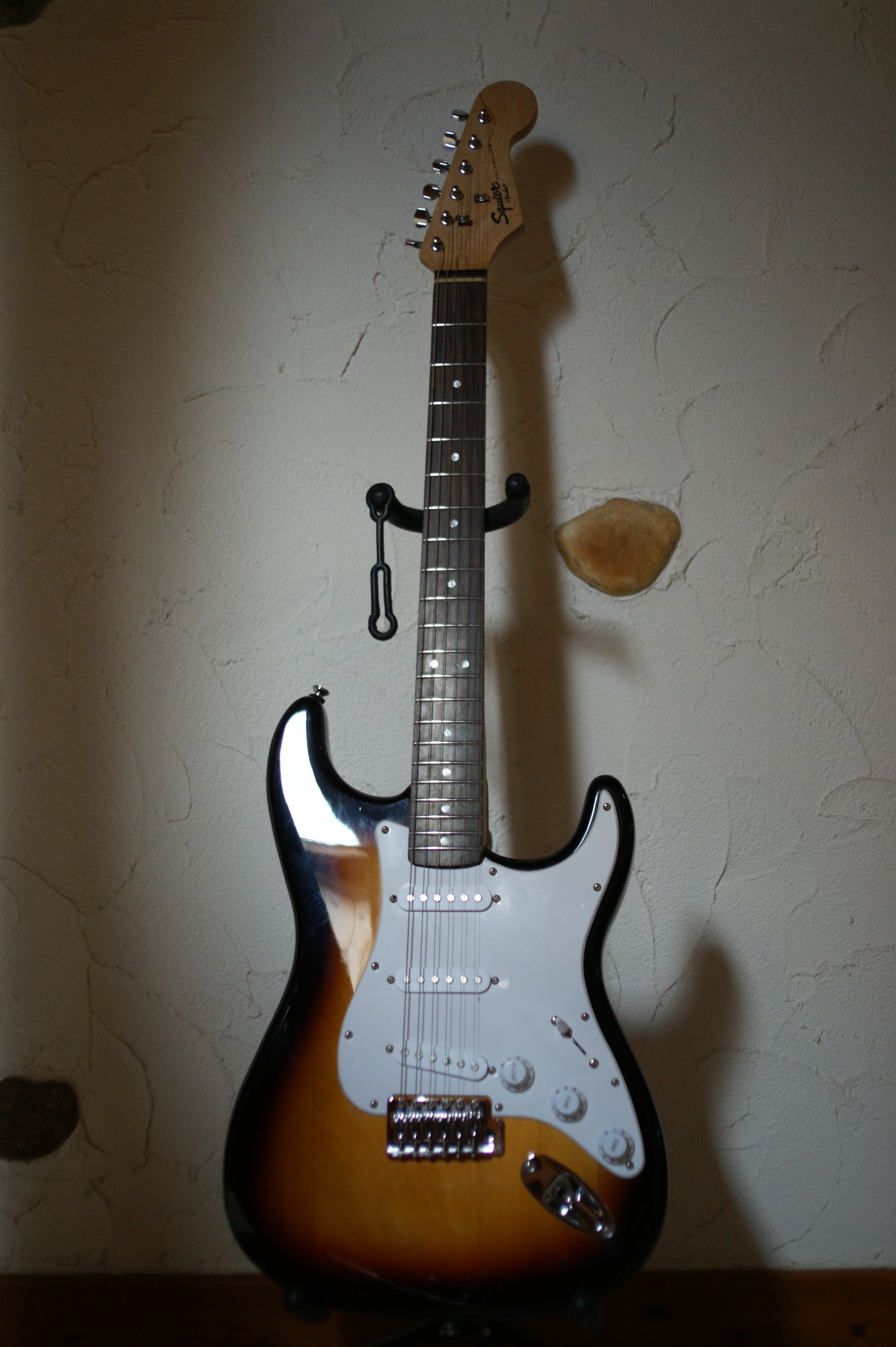 BULLET STRAT WITH TREMOLO Squier Bullet Strat with Tremolo Audiofanzine