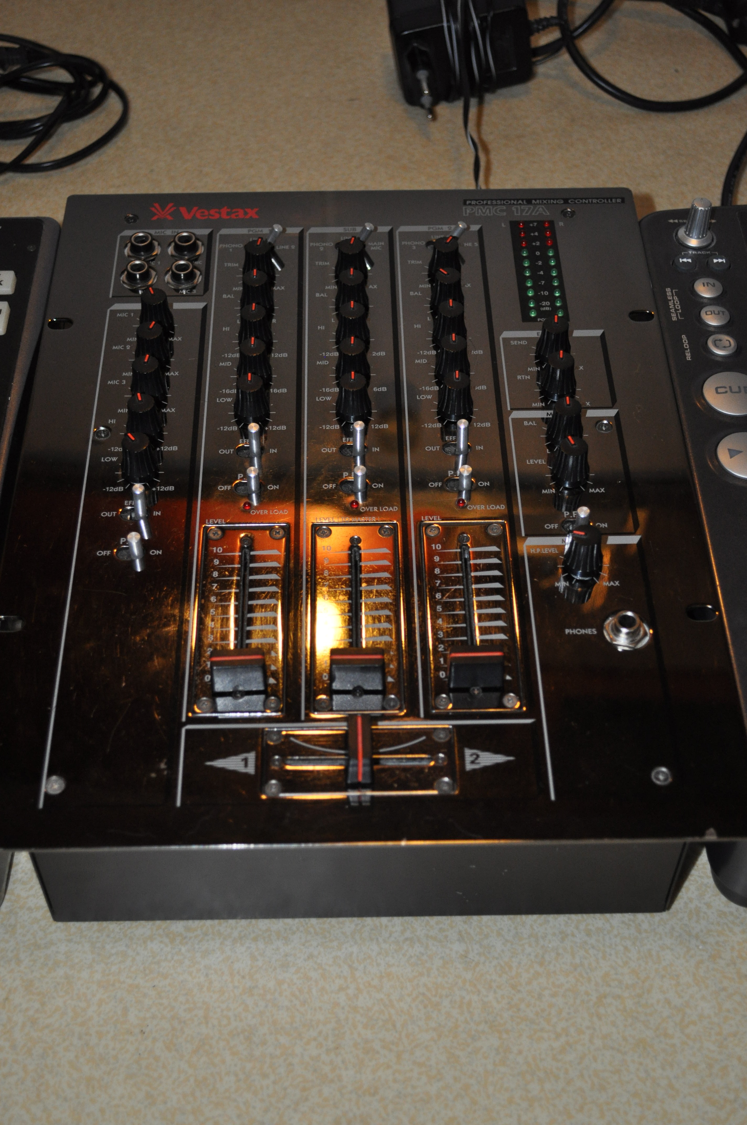 http://medias.audiofanzine.com/images/normal/vestax-pmc-17a-301500.jpg