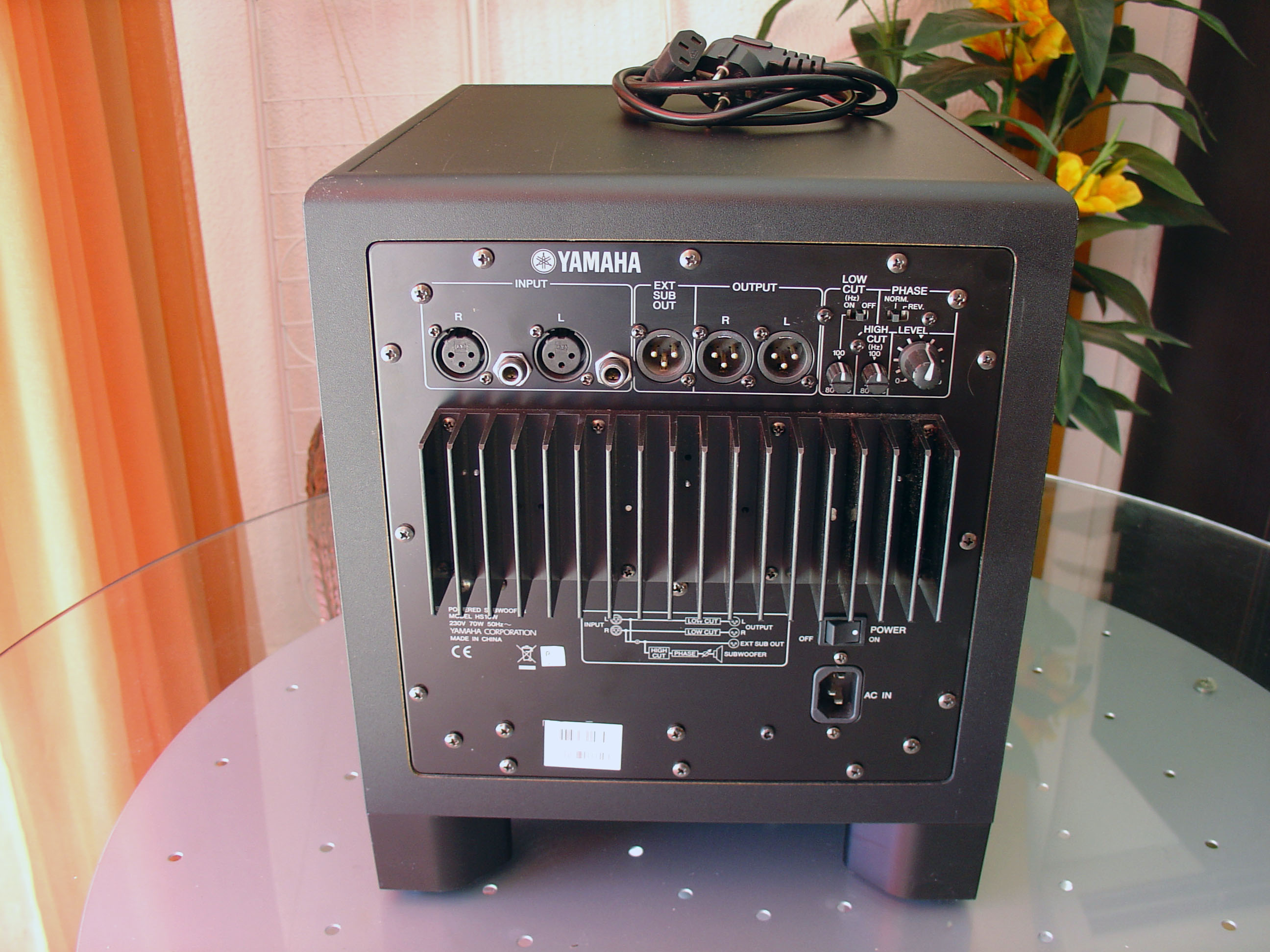 HS10W Yamaha HS10W Audiofanzine