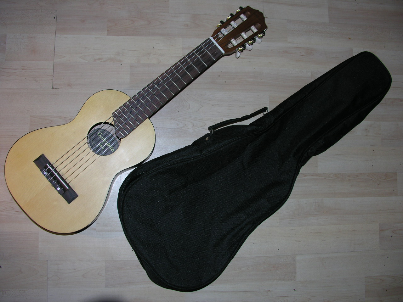 yamaha-small-size-guitars-series-gl1-guitalele-245193.jpg