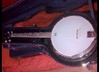 Banjo 4 cordes Tennessee vendu en étui, quasi neuf.