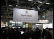Gros stand pour l'Apple Store, attestant de la vocation essentiellement commerciale du salon...