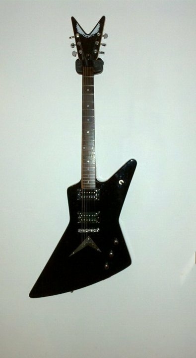 http://medias.audiofanzine.com/images/thumbs3/dean-guitars-zx-classic-black-413639.jpg