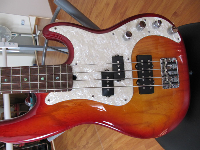 http://medias.audiofanzine.com/images/thumbs3/fender-american-deluxe-series-precision-bass-ash-tobacco-sunburst-maple-345704.jpg