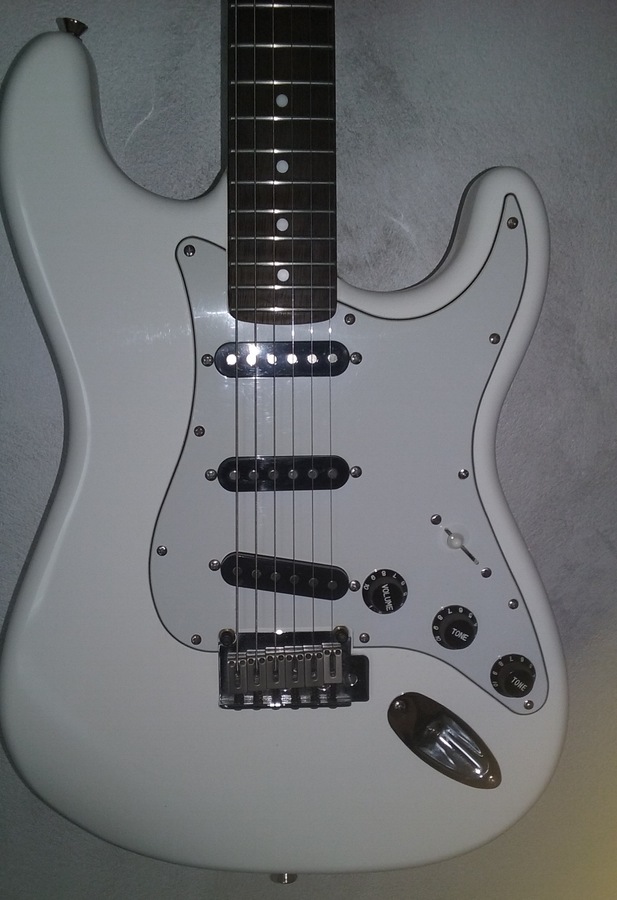 Squier Deluxe Hot Rails Strat image (1119066) Audiofanzine