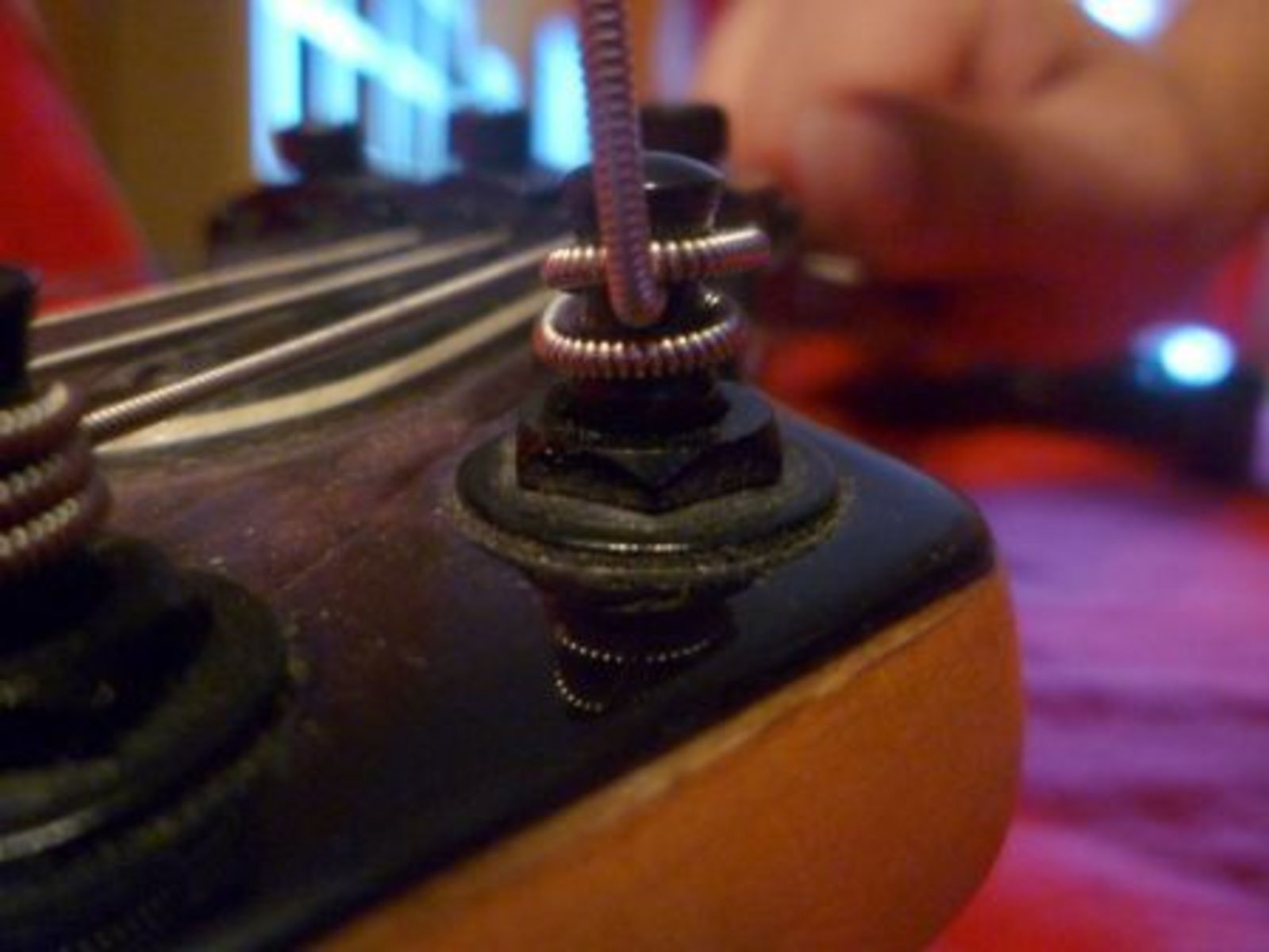Petit guide sur le montage des cordes d'une guitare électrique -  Audiofanzine