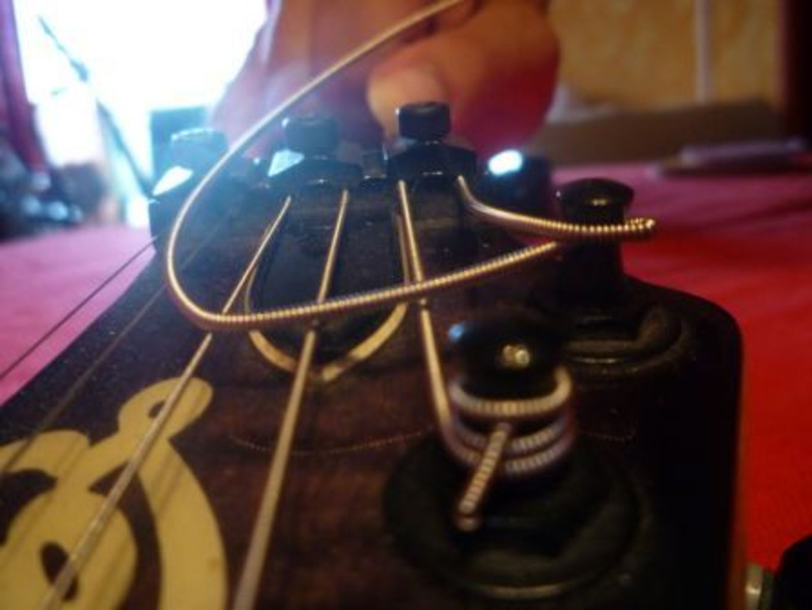 Petit guide sur le montage des cordes d'une guitare électrique