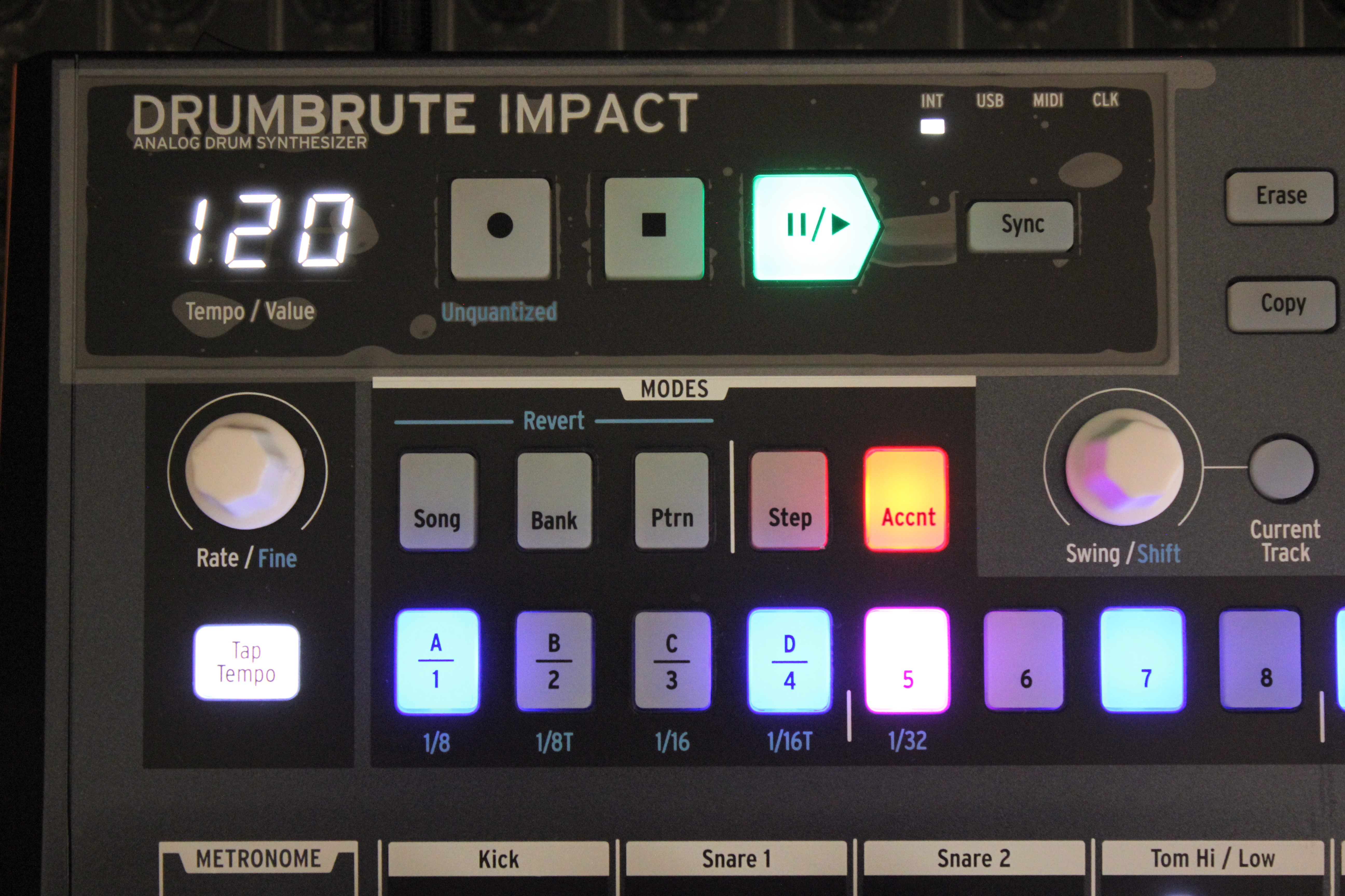 Test de la boîte à rythmes analogique et séquenceur rythmique Arturia  DrumBrute - Audiofanzine