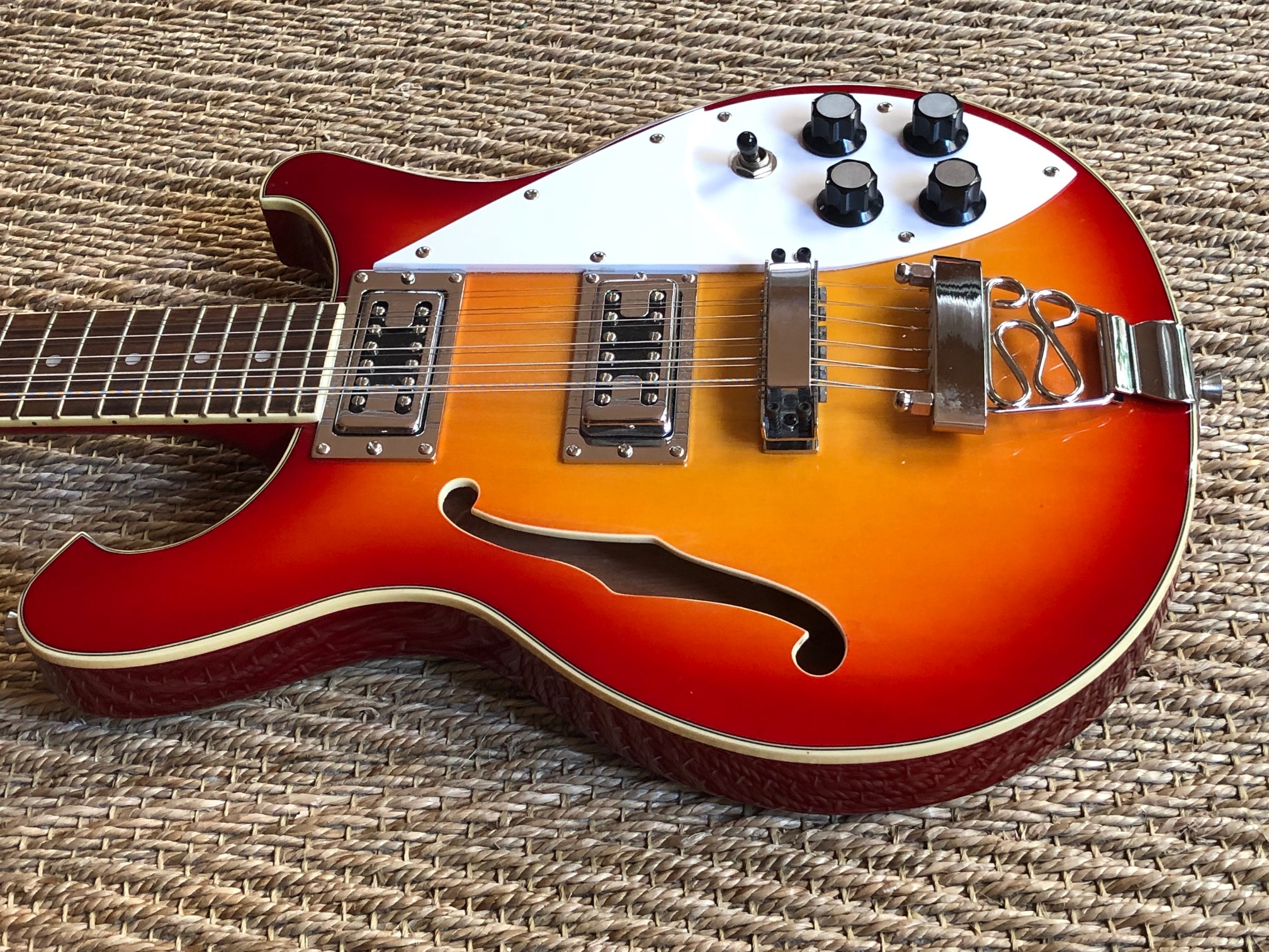 Harley Benton electric 12 cordes Rickenbacker (IledeFrance) Audiofanzine