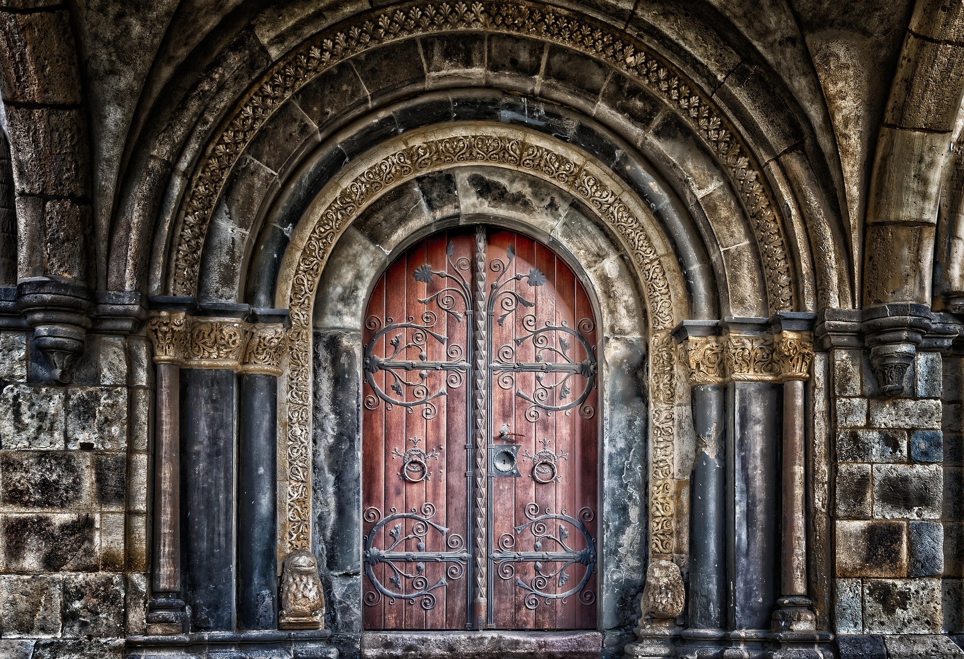 Porte médiévale ornée d'abbaye Porte médiévale ornée d'abbaye