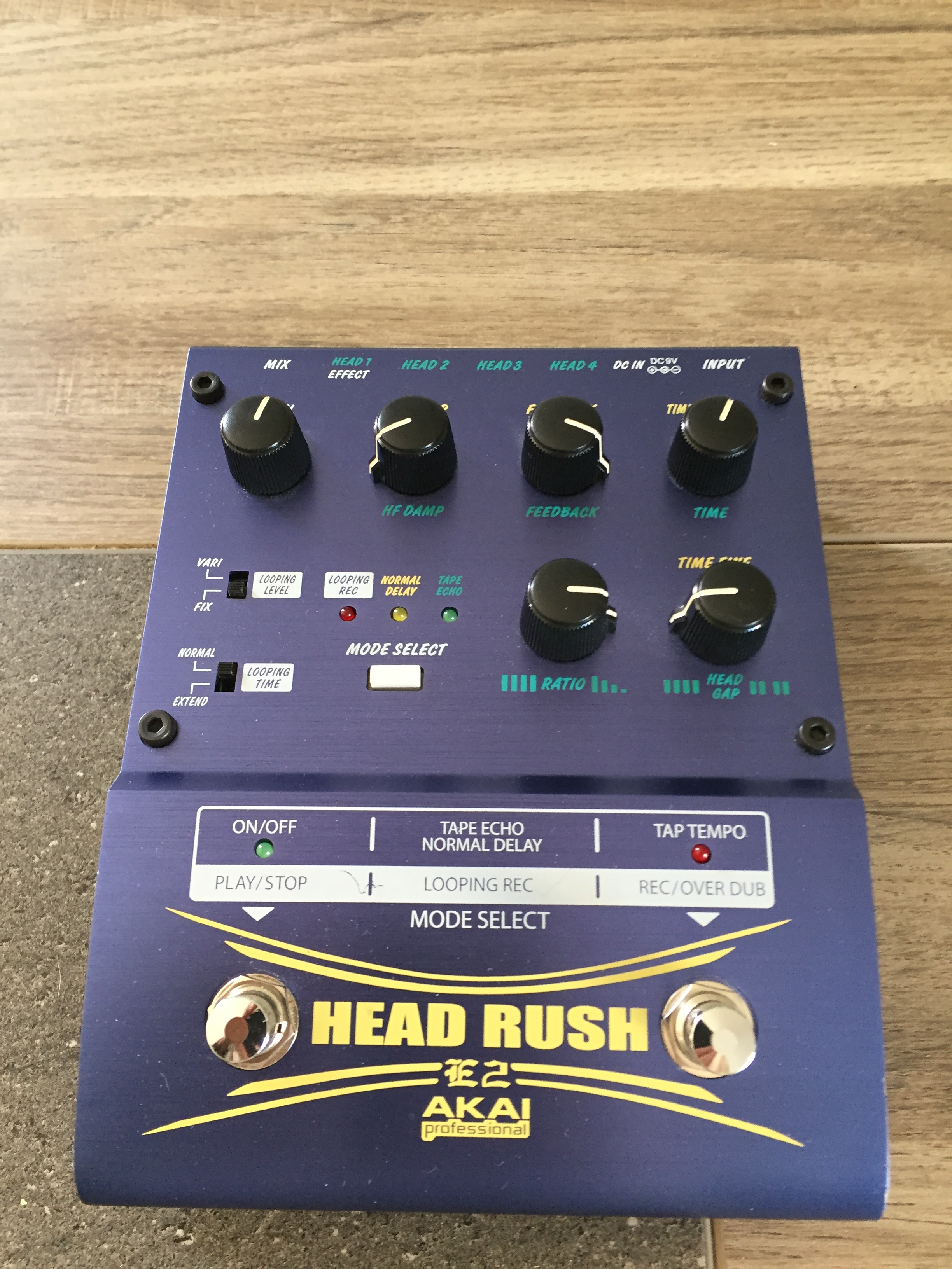 HEAD RUSH E2 Akai Head Rush E2 Audiofanzine