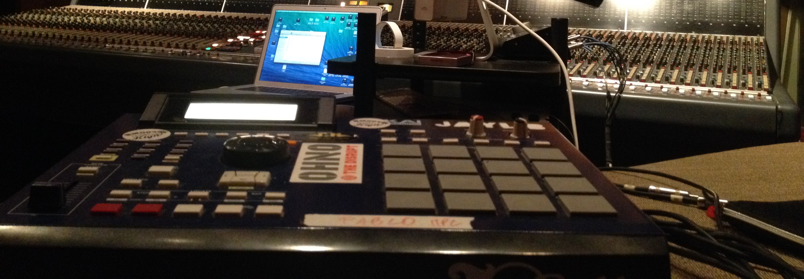 MPC2000XL BLUE Akai MPC2000XL Blue Audiofanzine