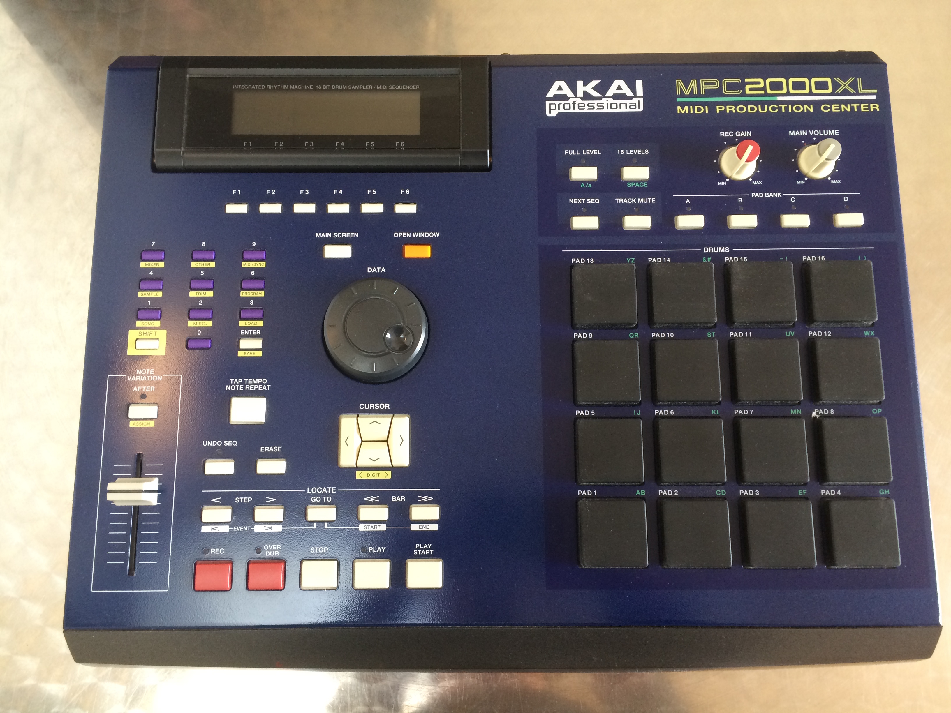 Vends MPC 2000 XL BLUE AKAI (IledeFrance) Audiofanzine