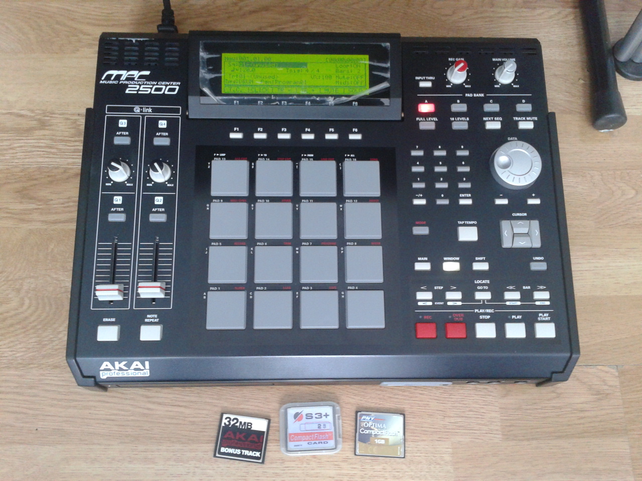 Photo Akai MPC2500 : AKAI MPC 2500 1 (#1491557) - Audiofanzine