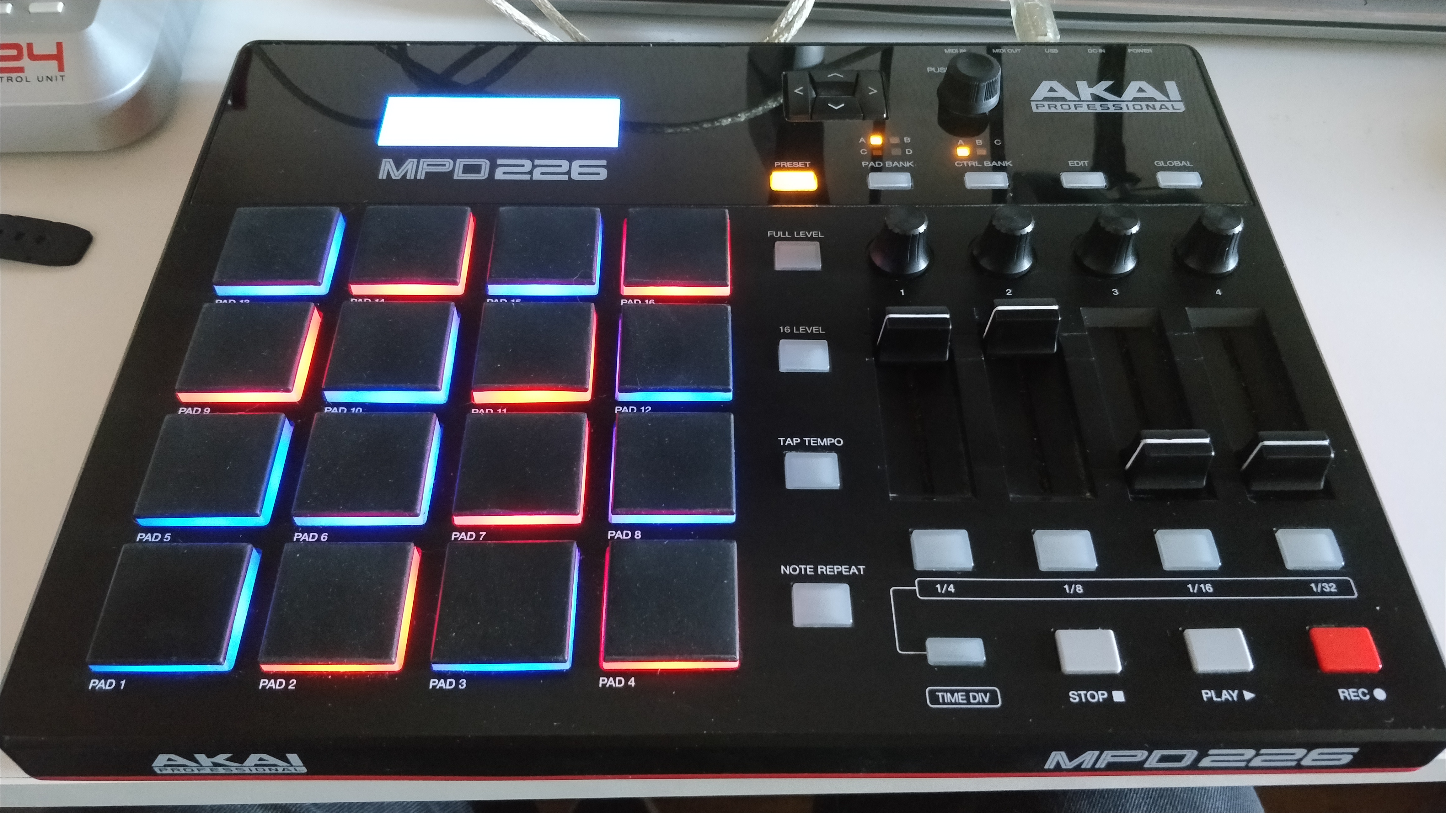 Miki akai. Akai MPD 226. Akai Pro mpd226. Драм машина Akai Pro mpd226. Драм машины Akai MPD 218.