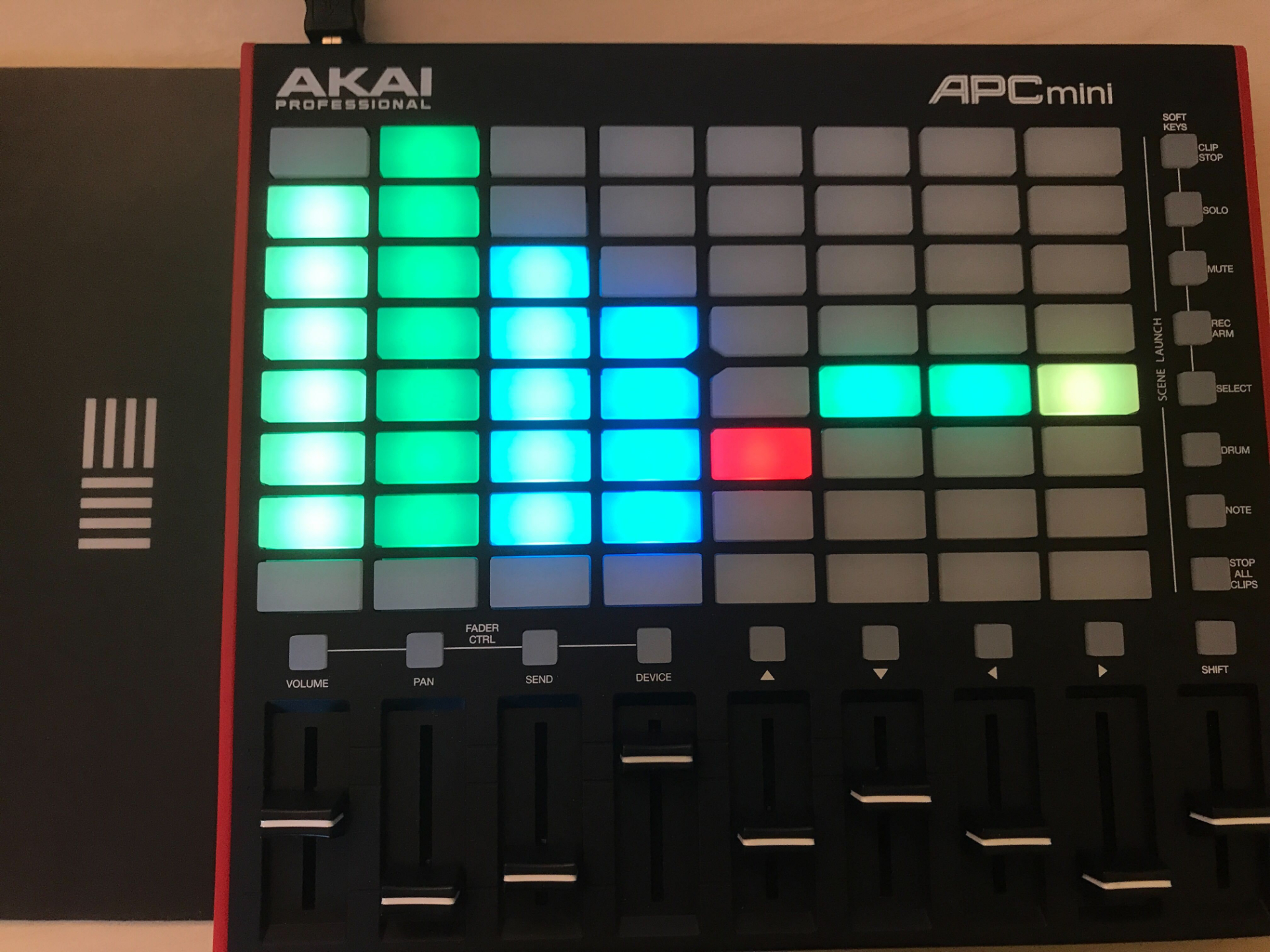 APC Mini Mk2 - Akai Professional APC Mini Mk2 - Audiofanzine