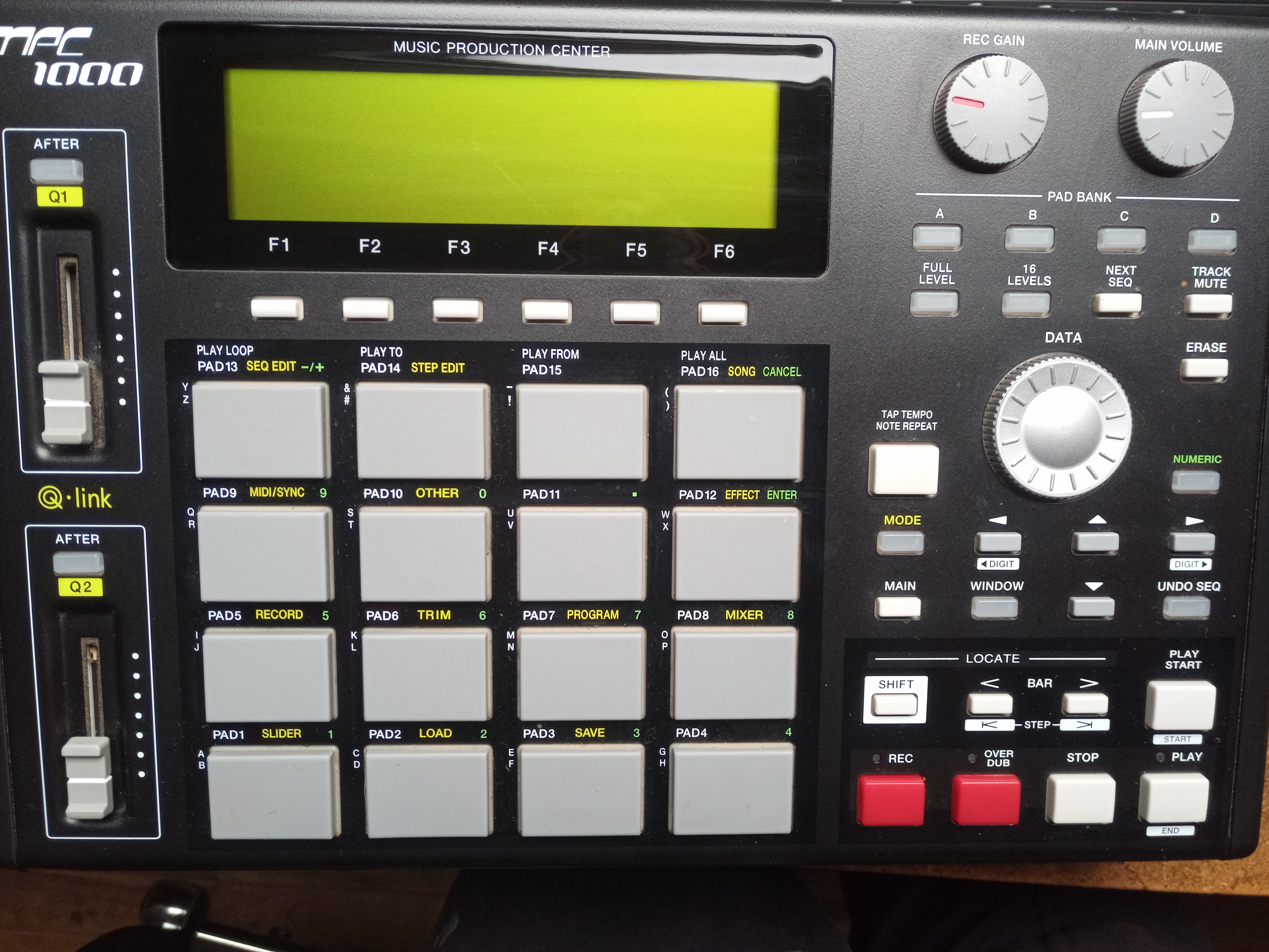 MPC1000 Black - Akai Professional MPC1000 Black - Audiofanzine