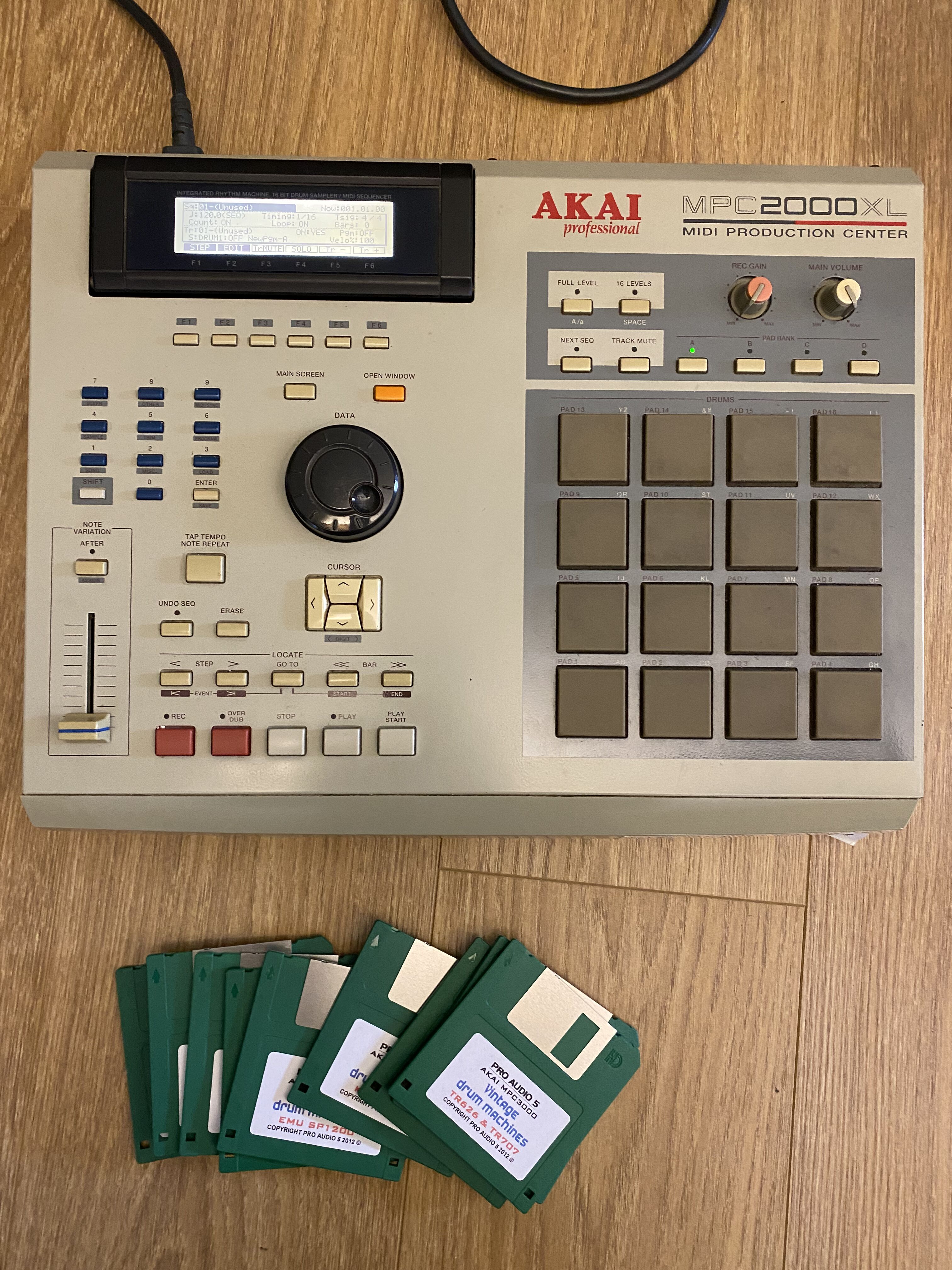 MPC2000XL ZIP - Akai Professional MPC2000XL ZIP - Audiofanzine