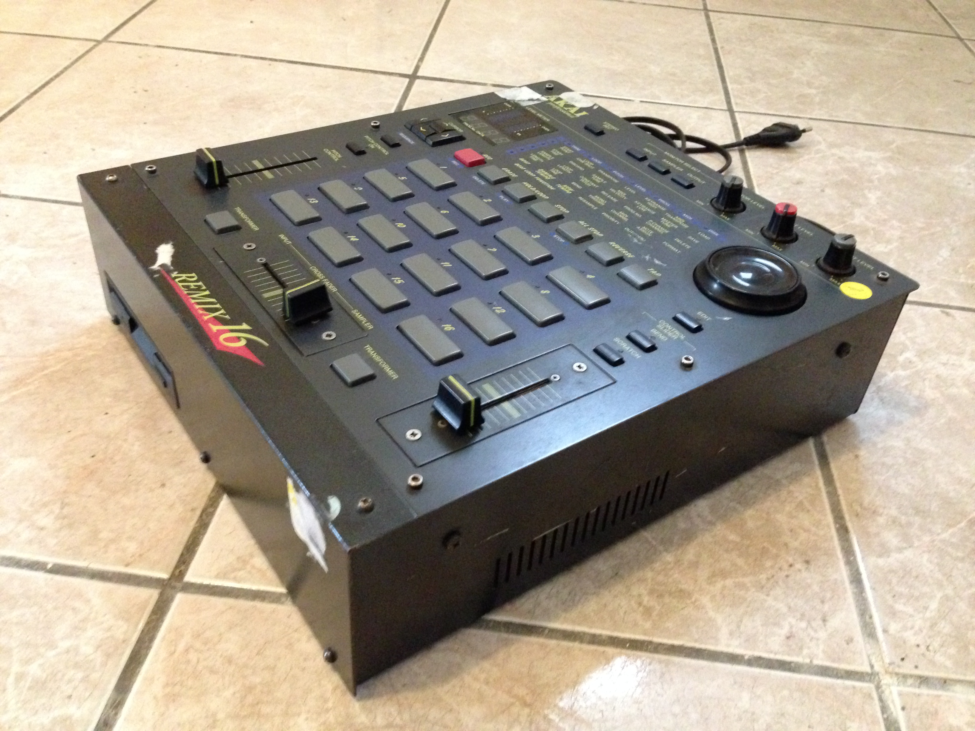 REMIX 16 Akai Professional REMIX 16 Audiofanzine