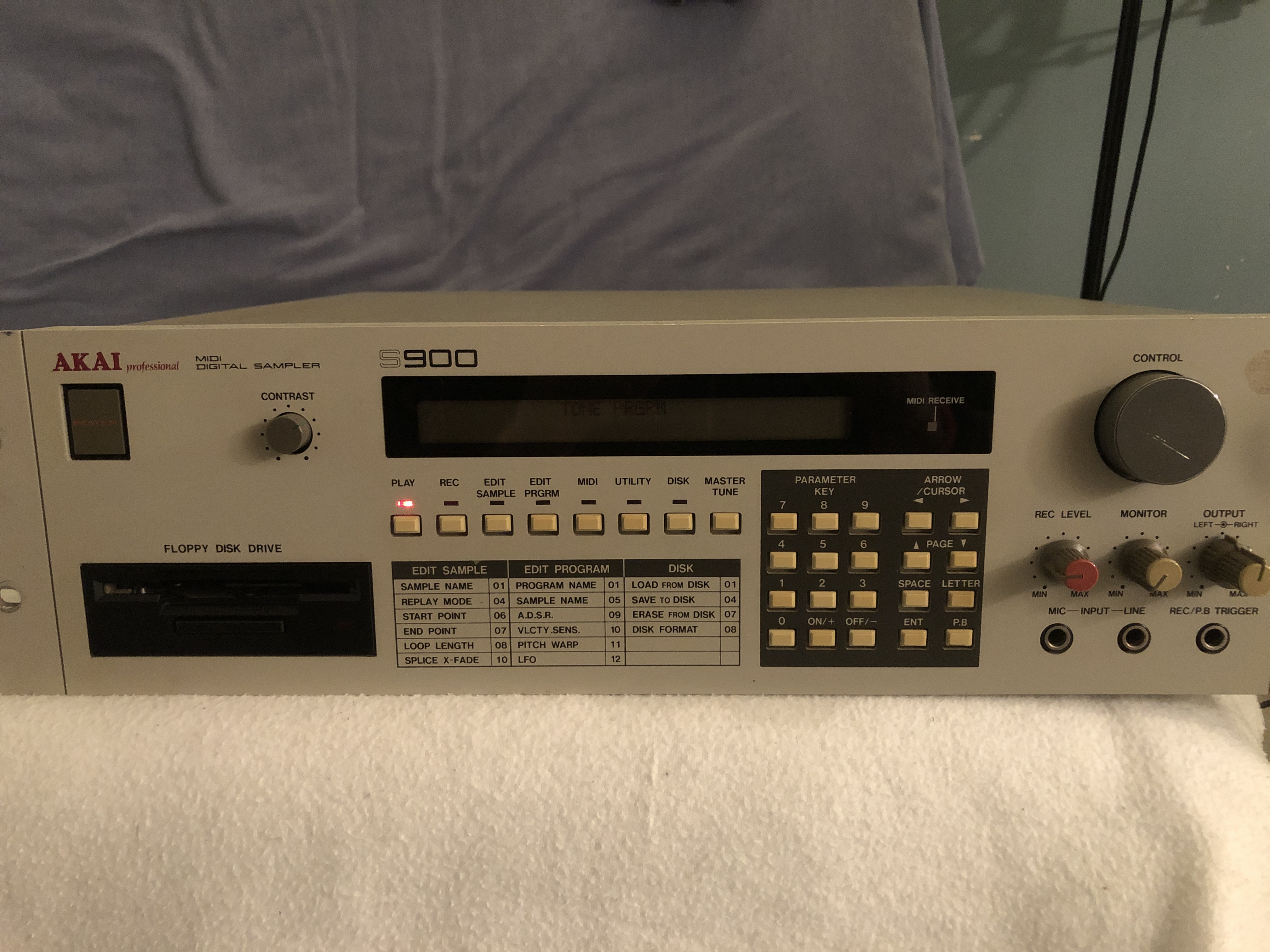 S900 - Akai Professional S900 - Audiofanzine