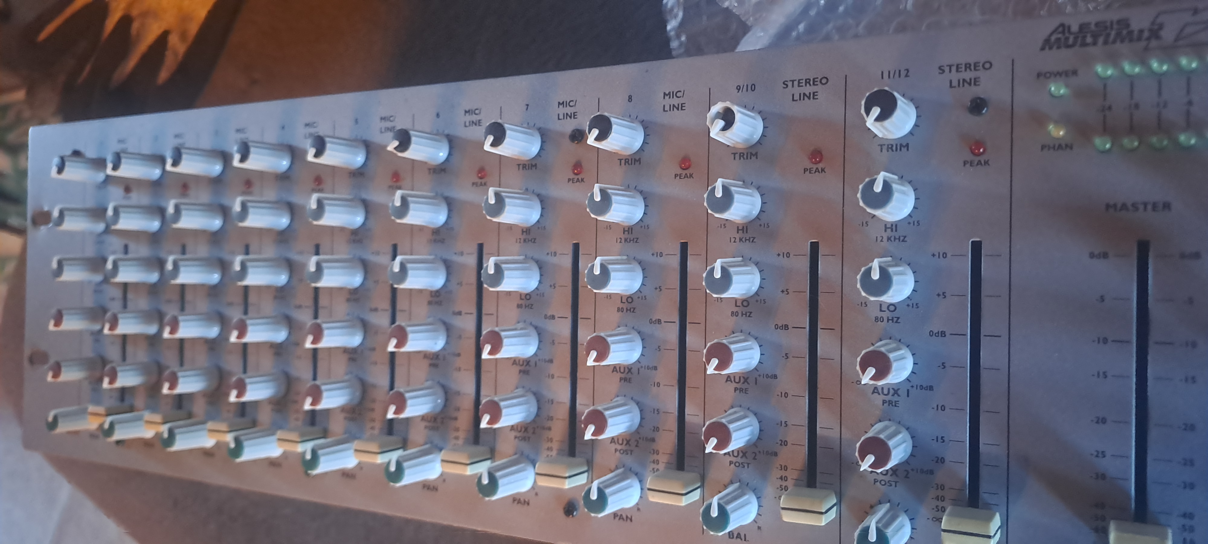 Multimix 12R - Alesis Multimix 12R - Audiofanzine