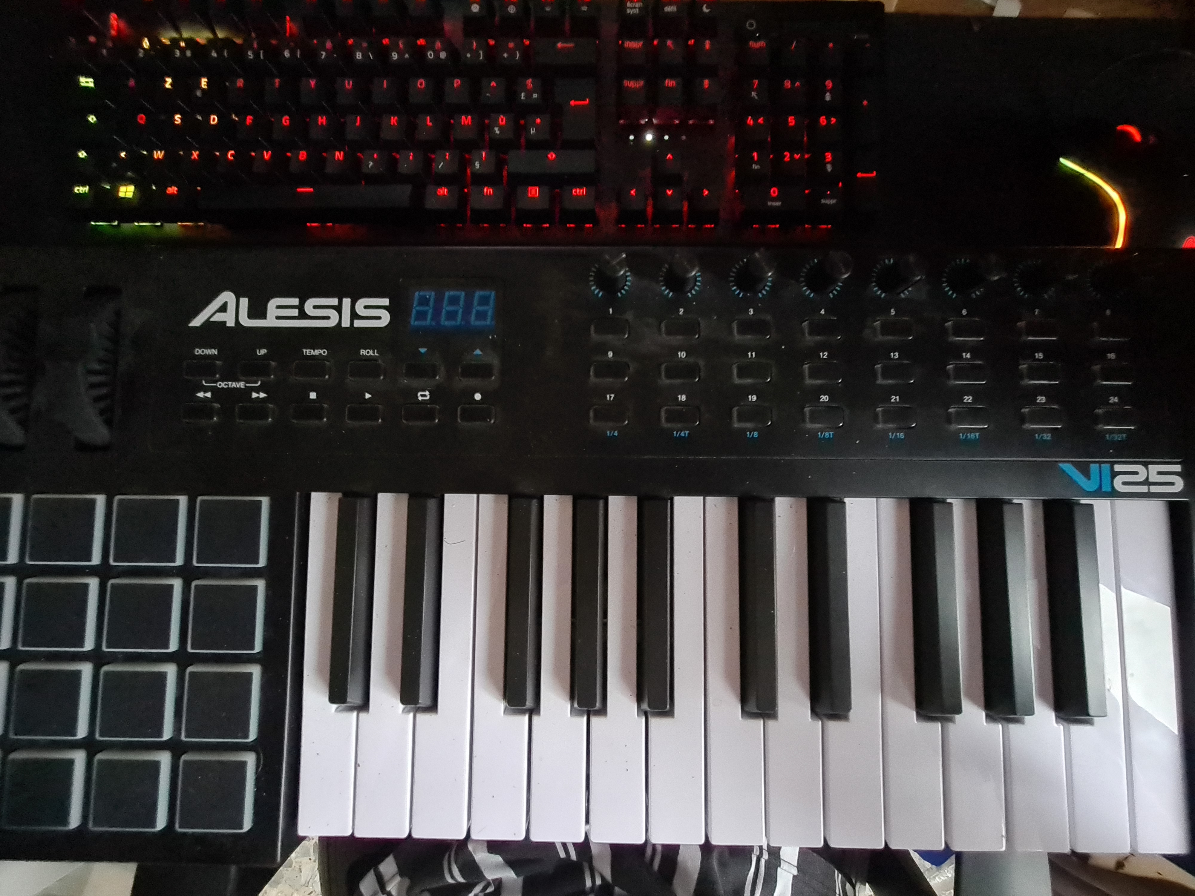 ALESIS VI25 - CLAVIER MAITRE USB MIDI 25 NOTES 16 PADS - EDS ELECTRONIQUE